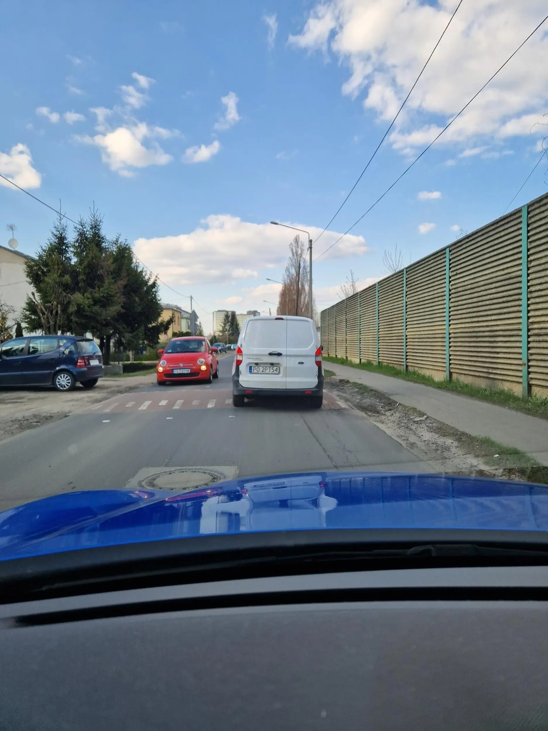 Hamuje bez przyczyny, nie daje się wyprzedzić, jedzie środkiem... nie polecam.