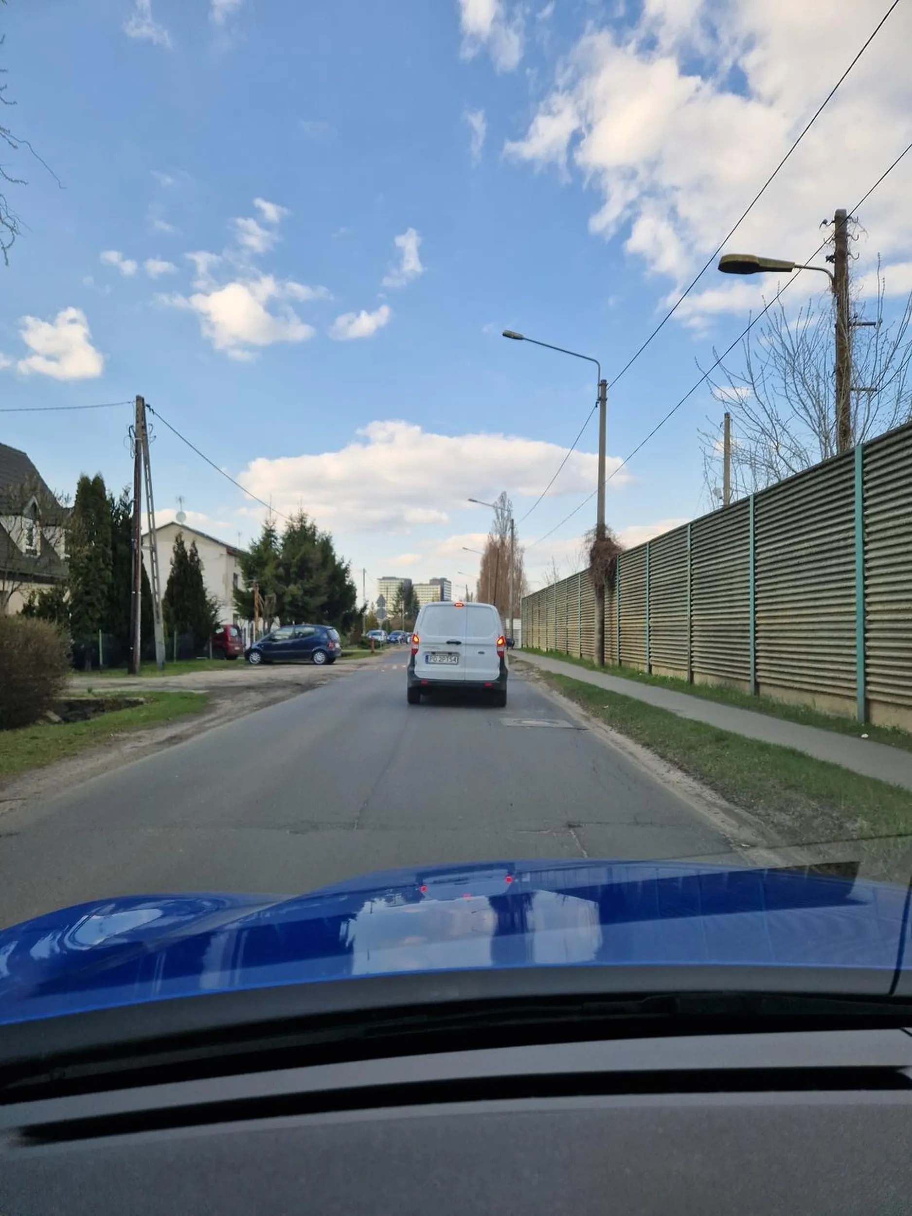 Hamuje bez przyczyny, nie daje się wyprzedzić, jedzie środkiem... nie polecam.