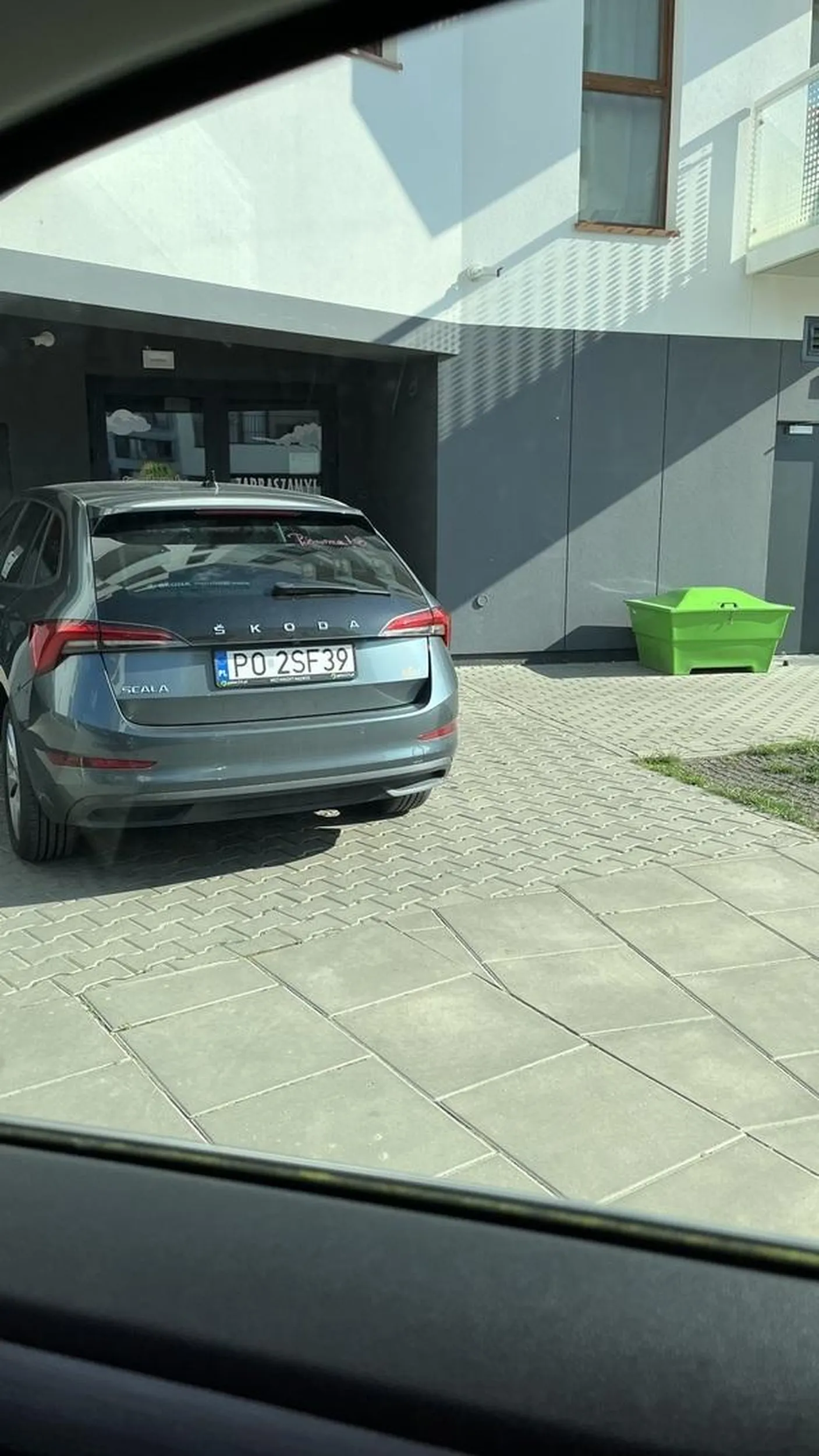 Pajac w padace staje na chodniku i utrudnia wejście do bloku.