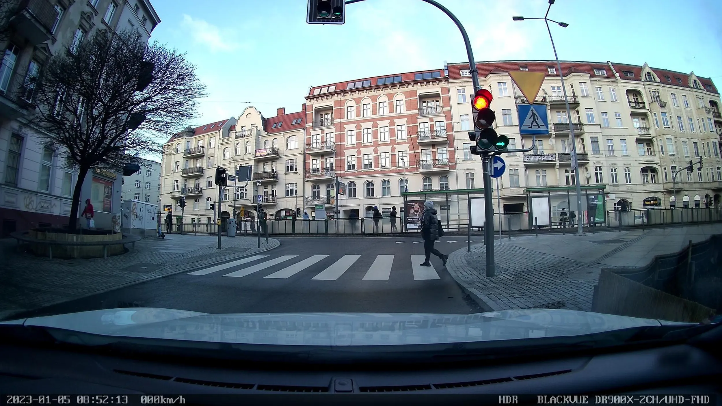 Osobopostać płuciowo trudna do zidentyfikowana z twarzy, trąbi na samochód stojący przed przejściem na ktory wchodzi piesza. Brawo, posiada jeszcze jakieś ukryte talenty?