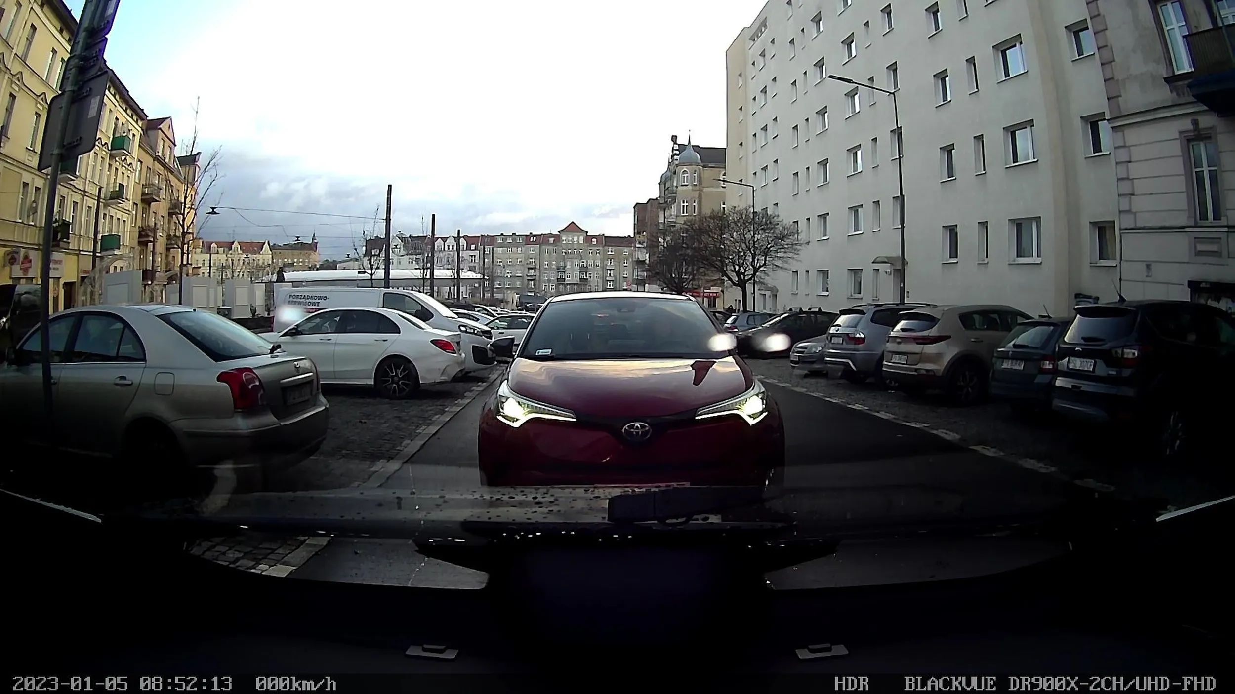 Osobopostać płuciowo trudna do zidentyfikowana z twarzy, trąbi na samochód stojący przed przejściem na ktory wchodzi piesza. Brawo, posiada jeszcze jakieś ukryte talenty?