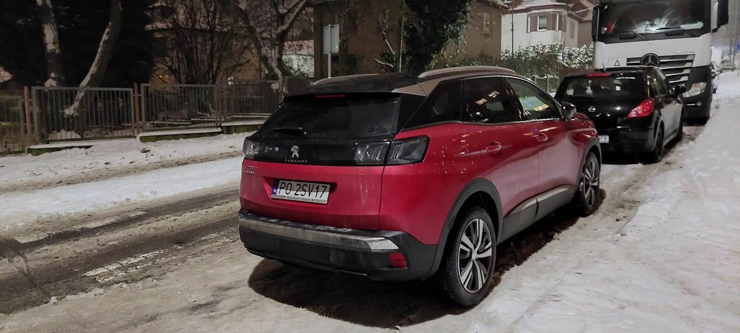 Dla tego kierowcy śnieg anuluje działanie znaków poziomych i pionowych i staje na przejściu dla pieszych.