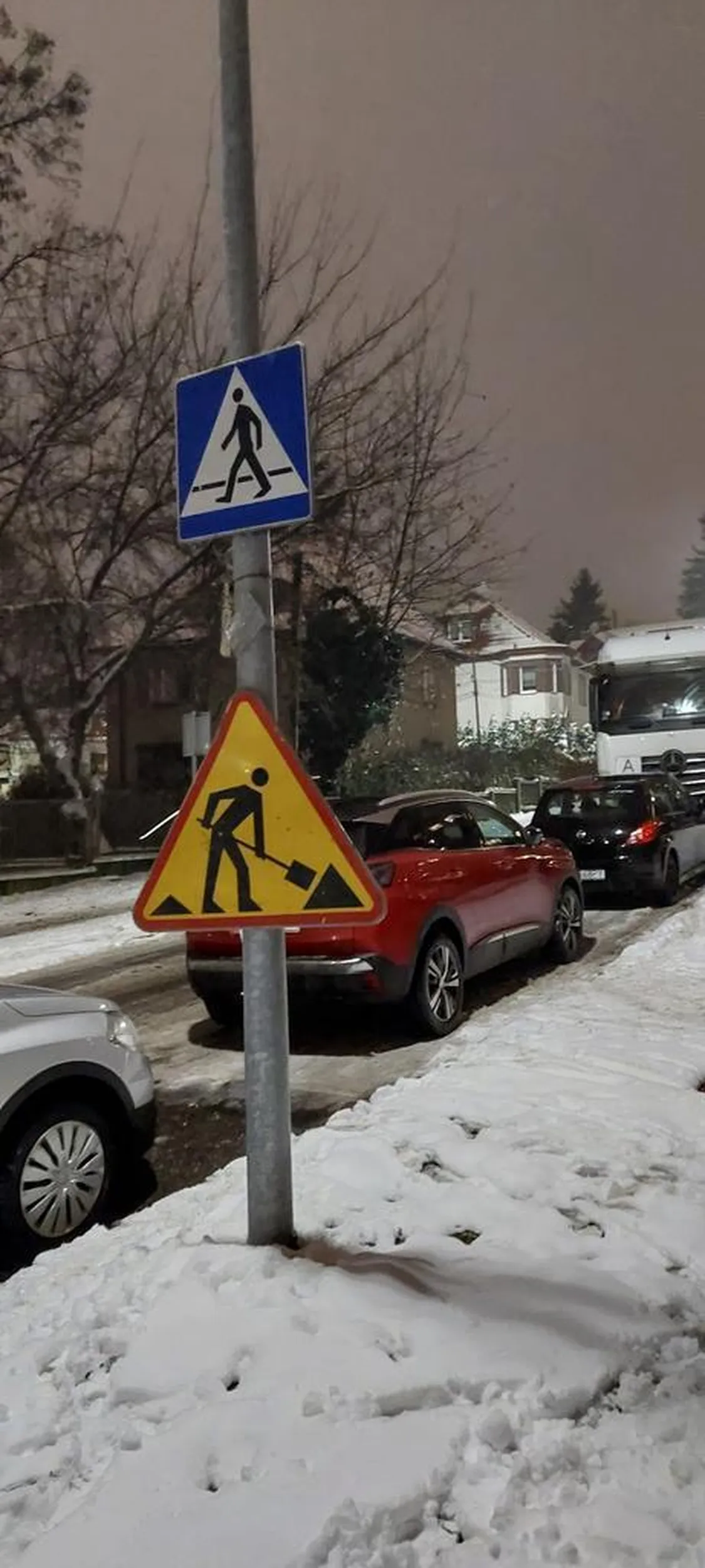 Dla tego kierowcy śnieg anuluje działanie znaków poziomych i pionowych i staje na przejściu dla pieszych.