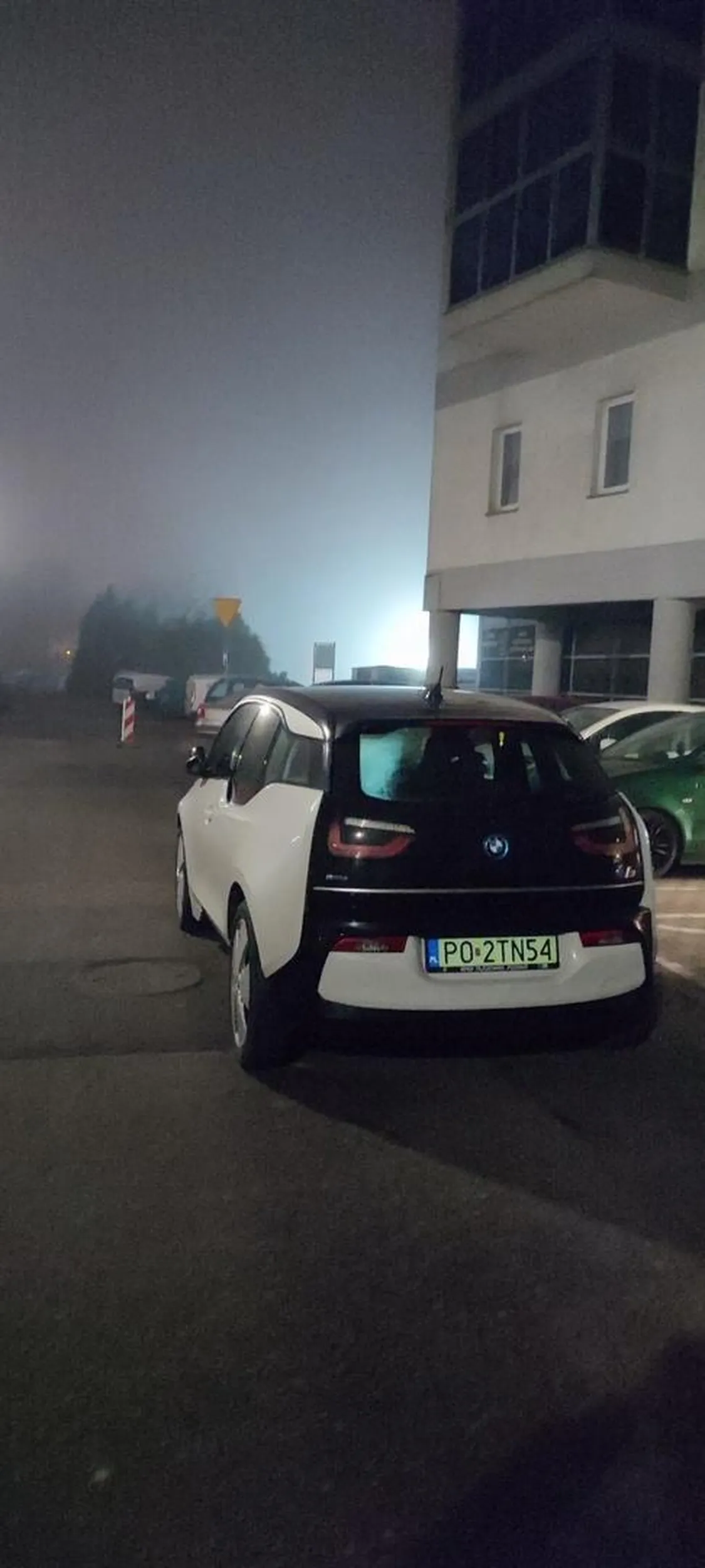 Ciota zostawia auto na środku drogi mimo wolnych miejsc wokół