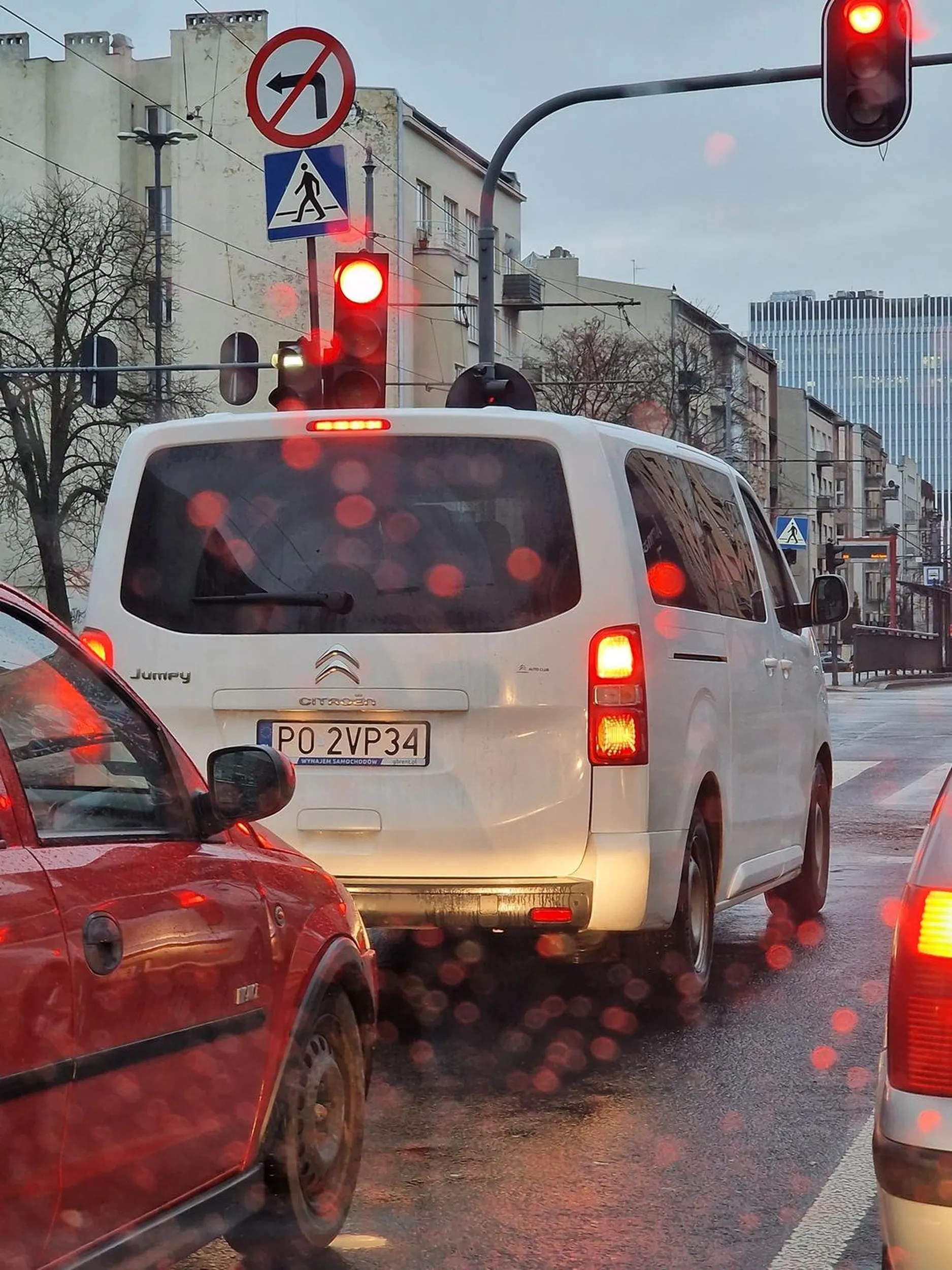 Prymityw NAPLUJE na Wasze auto... Bardzo prymitywna poznańska postać chętnie będzie się wciskać na milimetry do otarcia na zwezeniach oraz spuści szybe i opluje Ci auto. Pewnie wychowany przez małpy. Brak kultury brak manier i na pewno brak umiejętność za kółkiem. Pozdrawiam i uwaga na plującą żmiję