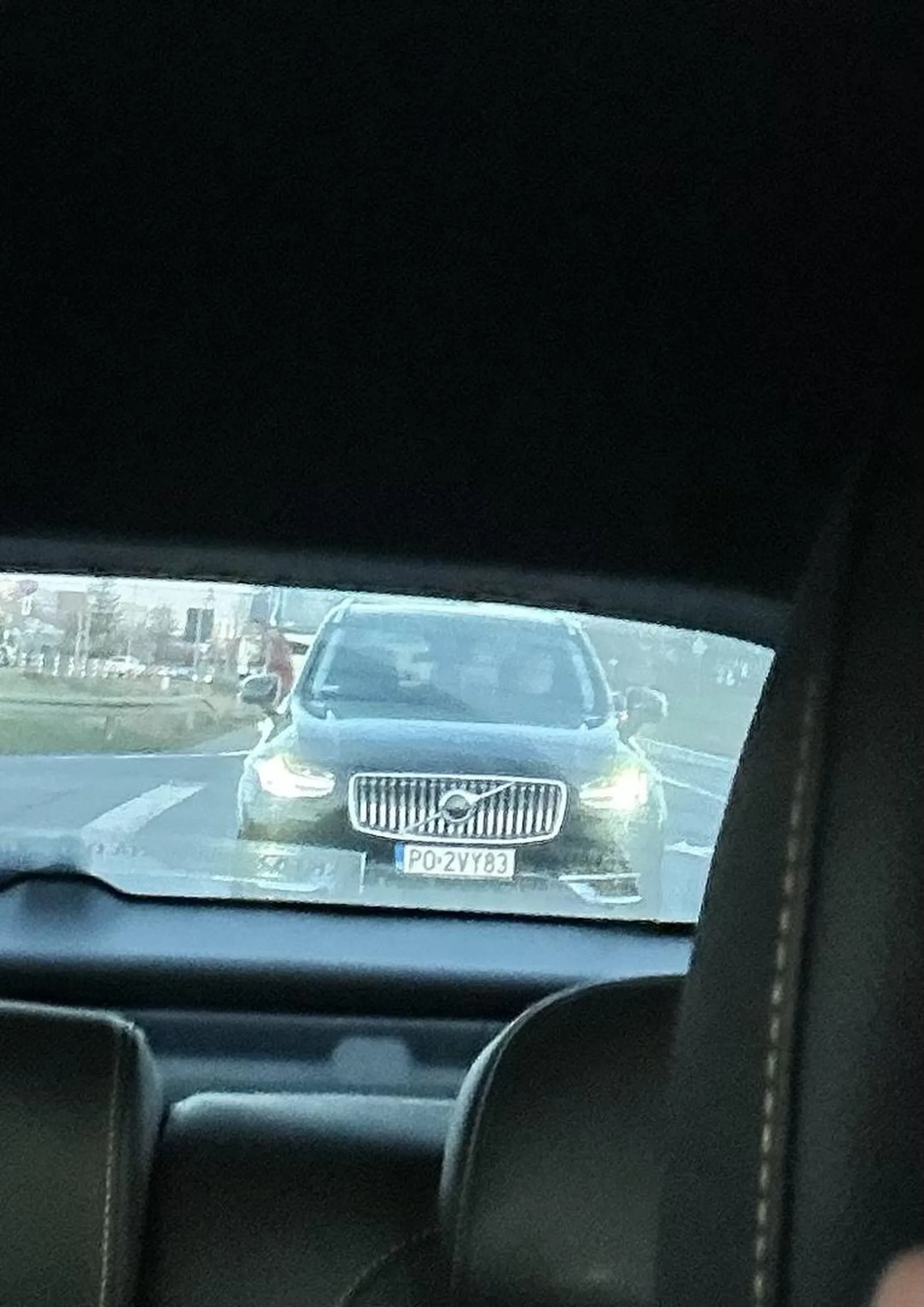 Kretyn przyspiesza jak chcesz go wyprzedzić, a potem Ci jeszcze mruga długimi. Po ocenie Twojej osoby, stwierdzam, że ego jest duże