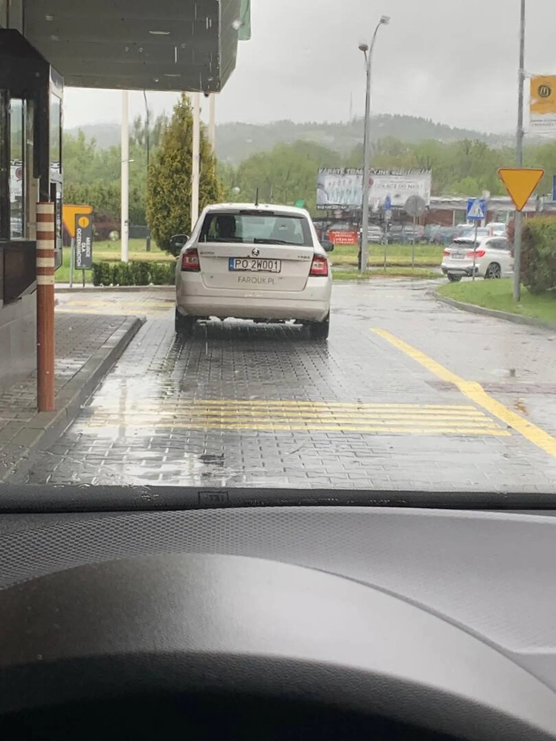 Naucz się kultury buraku i patrz na znaki, a nie się wpierdalasz przed kolejkę drugą drogą do mcdrive widząc, że od głównego wjazdu na mcdrive ktoś czeka następny w kolejce do zamówienia