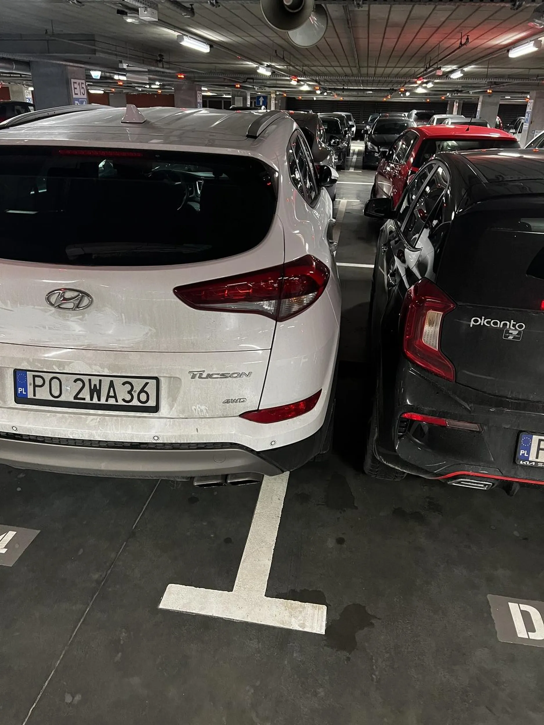 4 cm między zderzakami Jak nie potrafi się parkować na swoim miejscu to chyba lepiej zostać w domu (z drugiej strony oczywiście 2m żeby wyjść)