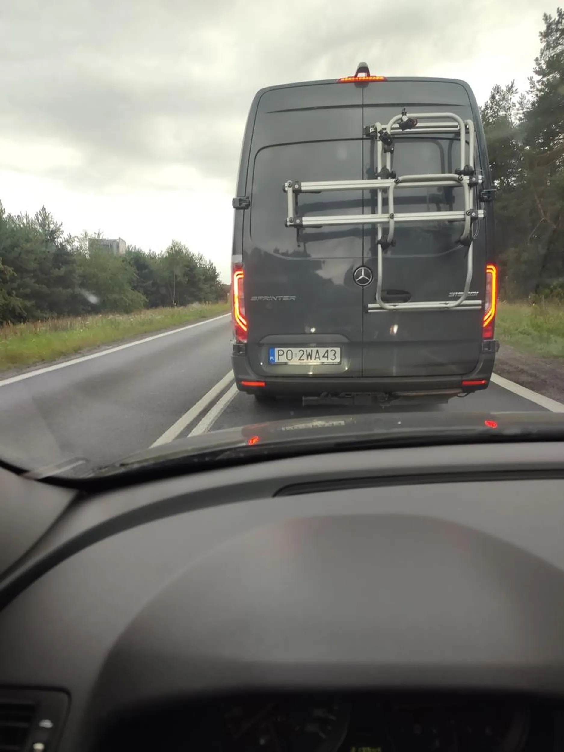 Uważajcie na tego człowieka,powoduje zagrożenie na drodze