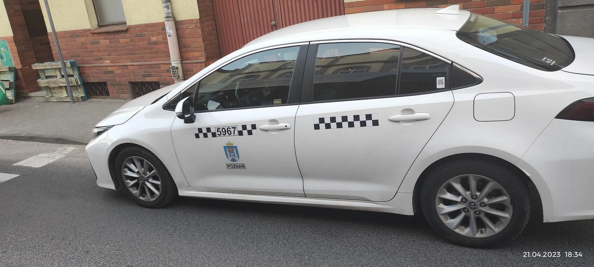 Parkuje przed przejściem dla pieszych oraz blokuje bardzo wąską ulicę by przejść się do żabki.