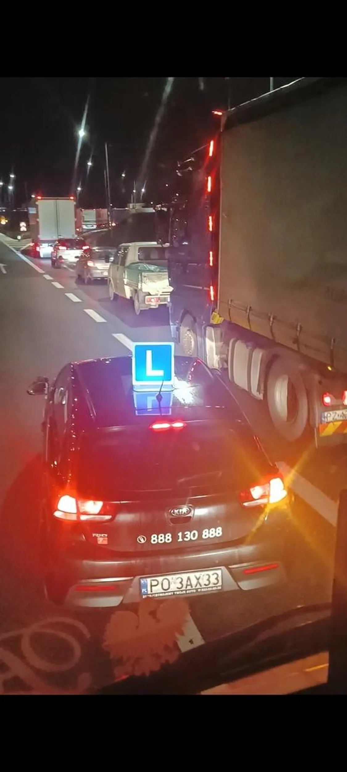 Gość z nauki jazdy powinien mieć odebrane uprawnienia do nauki jazdy. Uczy kursantów wpychać się "na cwaniaka" zamiast grzecznie ustawić jak na swój pas i jechać. Sytuacja na A2 przy węźle Krzesiny. Nagranie ze zdarzenia wyślę dalej.