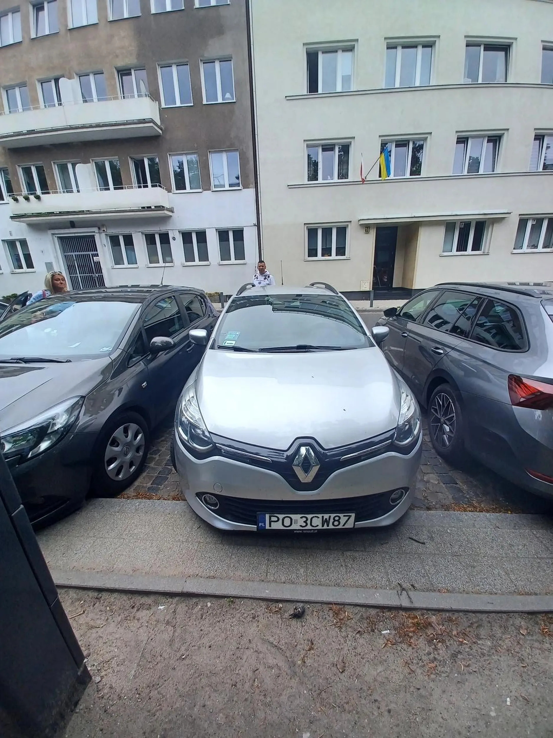 Lewus w parkowaniu mysli ze dostane sie do samochodu przez szyberdach ktorego w moim oplu nie mam..