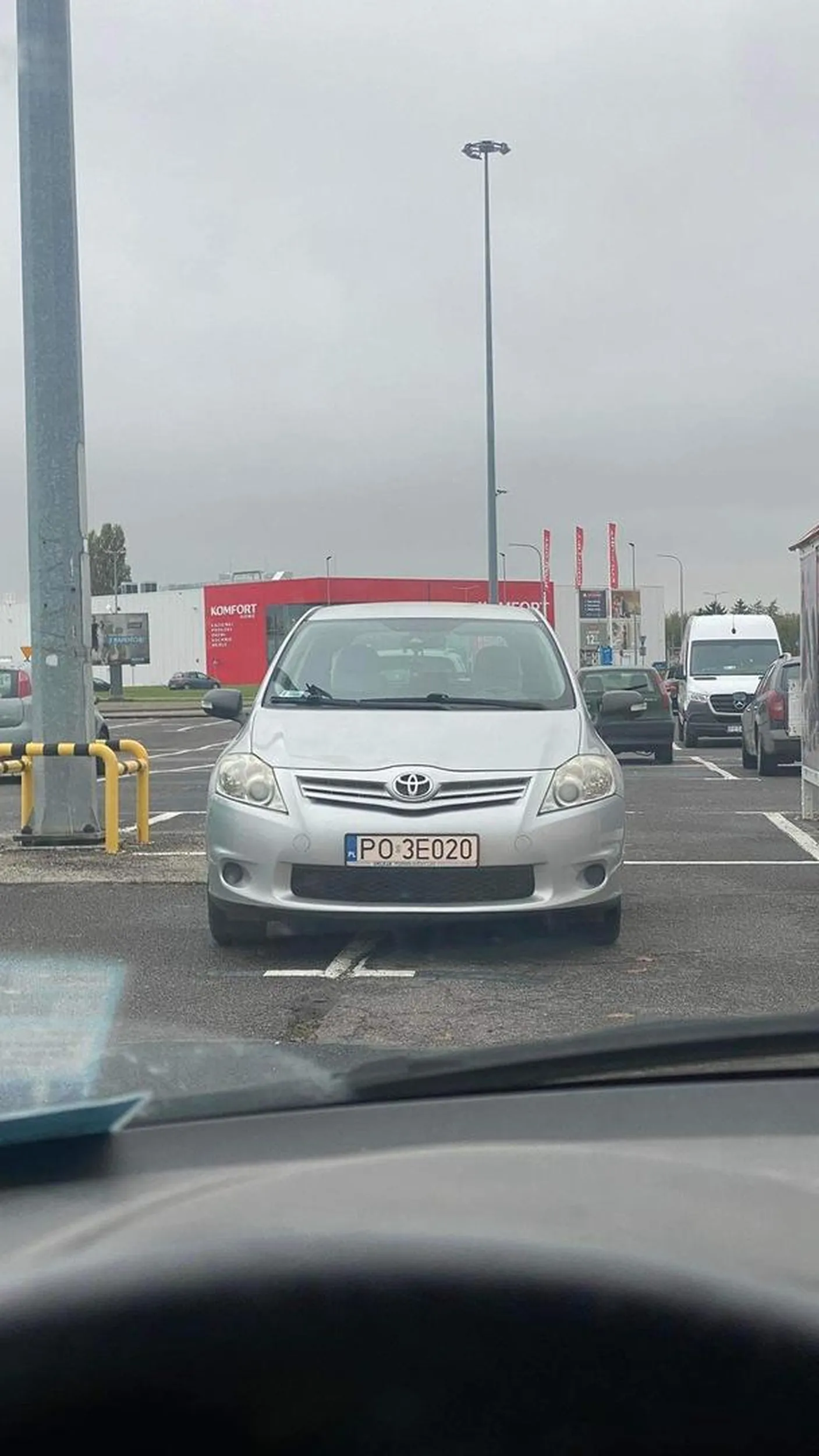 Karny kutas za złe parkowanie Auchan komorniki pozdrawia Jak można yariske na dwóch miejscach zaparkować