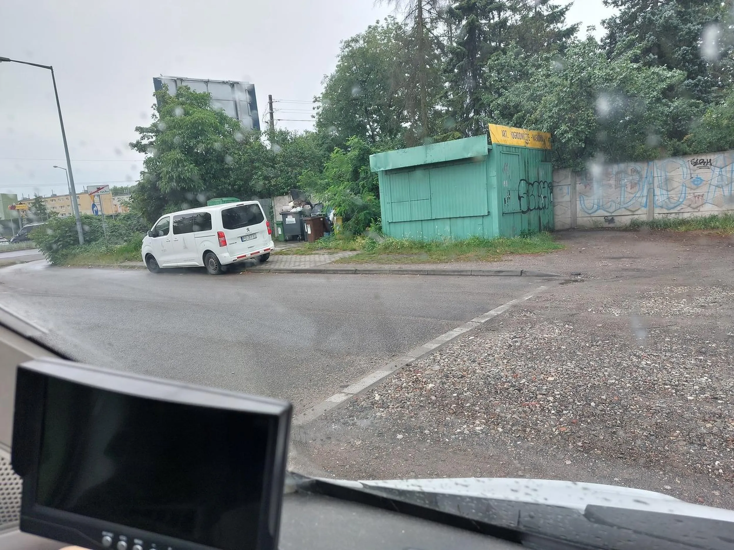 W okolicy pełno miejsca do zaparkowania, a Pan codziennie staje na drodze tak, że człowiek musi się męczyć żeby przejechać. Wystarczy dosłownie 5metrów dalej pojechać i są miejsca do parkowania...