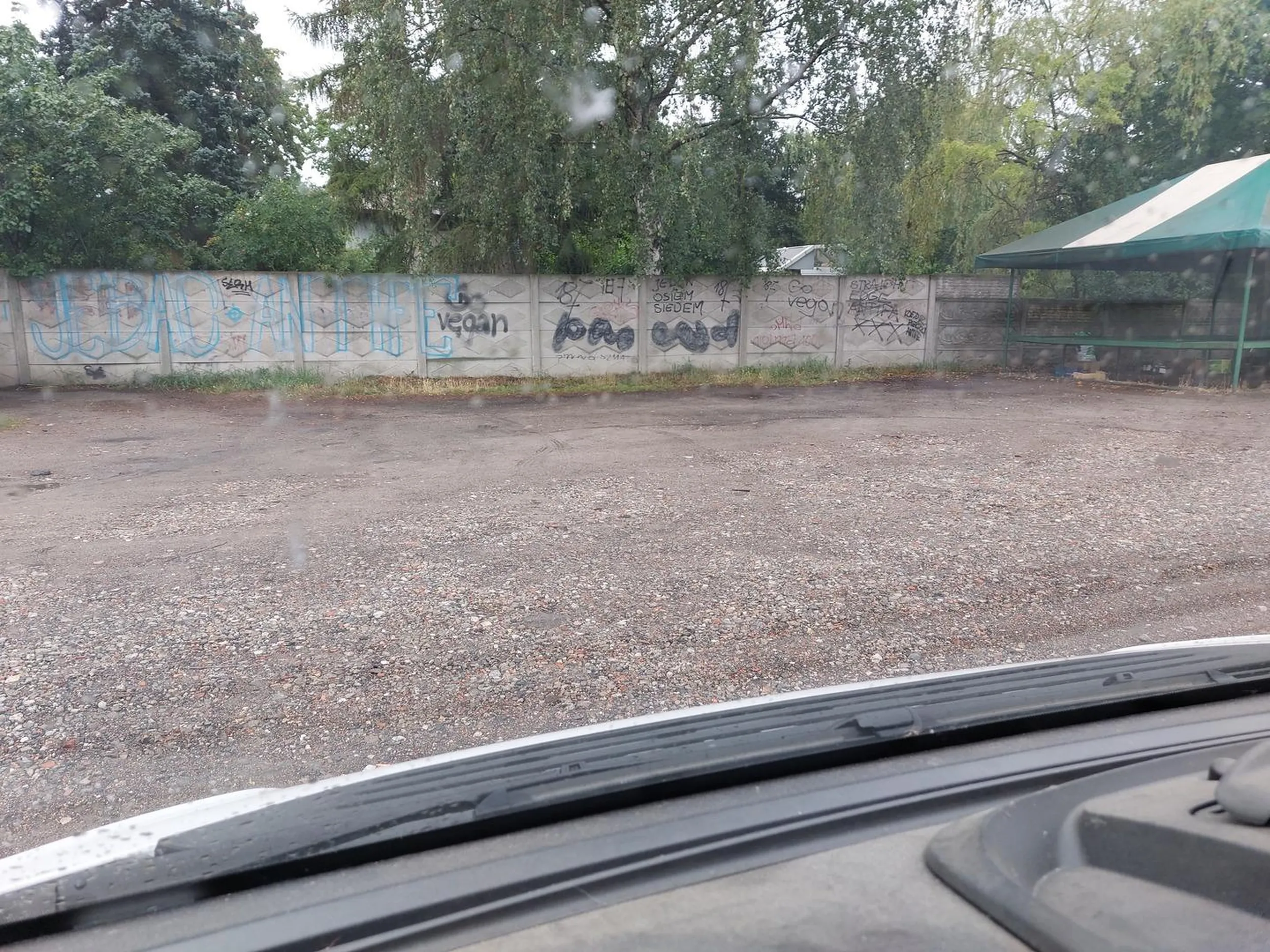 W okolicy pełno miejsca do zaparkowania, a Pan codziennie staje na drodze tak, że człowiek musi się męczyć żeby przejechać. Wystarczy dosłownie 5metrów dalej pojechać i są miejsca do parkowania...