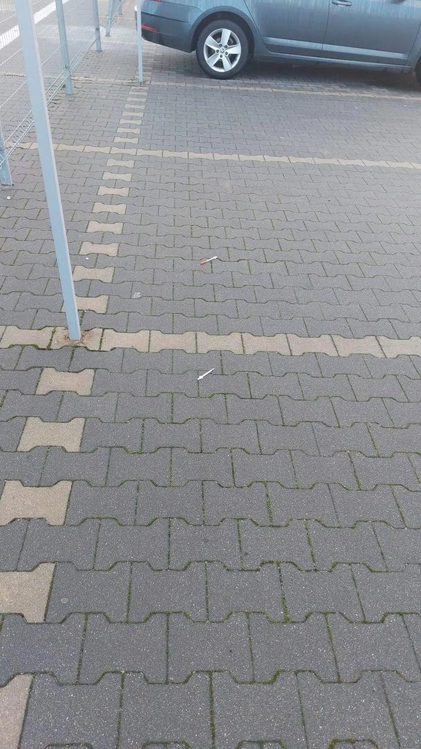 Ty ćpunie. Widziałem jak wyrzucasz strzykawki na parkingu na Lotnisku Ławica dnia 12.01.23 o godzinie 8:55. Przyjedź i zbierz swoje śmieci. Życzę Ci wszystkiego najgorszego.