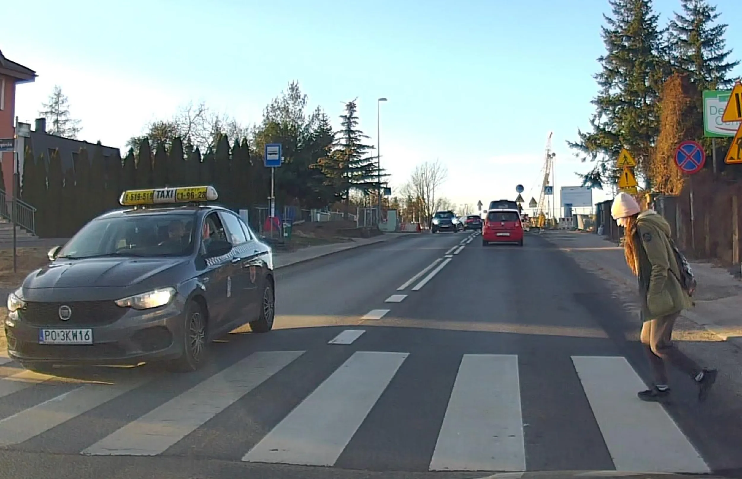 nie zatrzymuje się kiedy na pasach czekają piesi