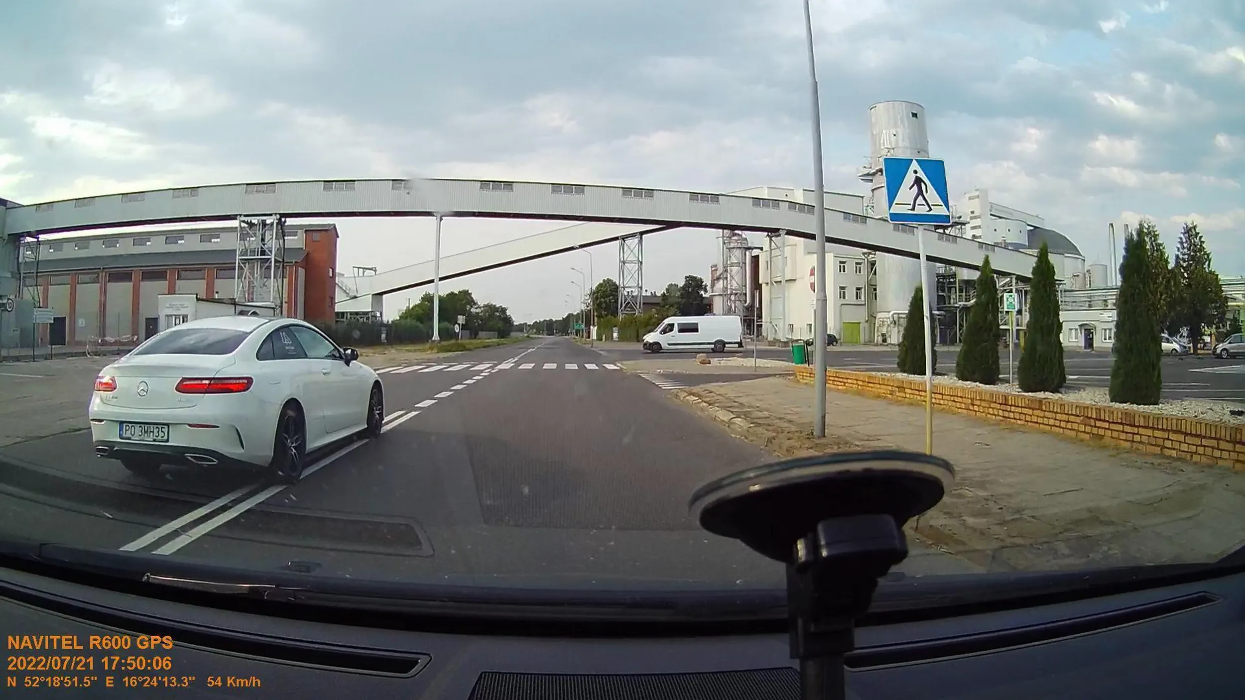 Przekraczanie prędkości w obszarze zabudowanym, wyprzedzanie na podwójnej ciągłej i bezpośrednio przed przejściem dla pieszych.