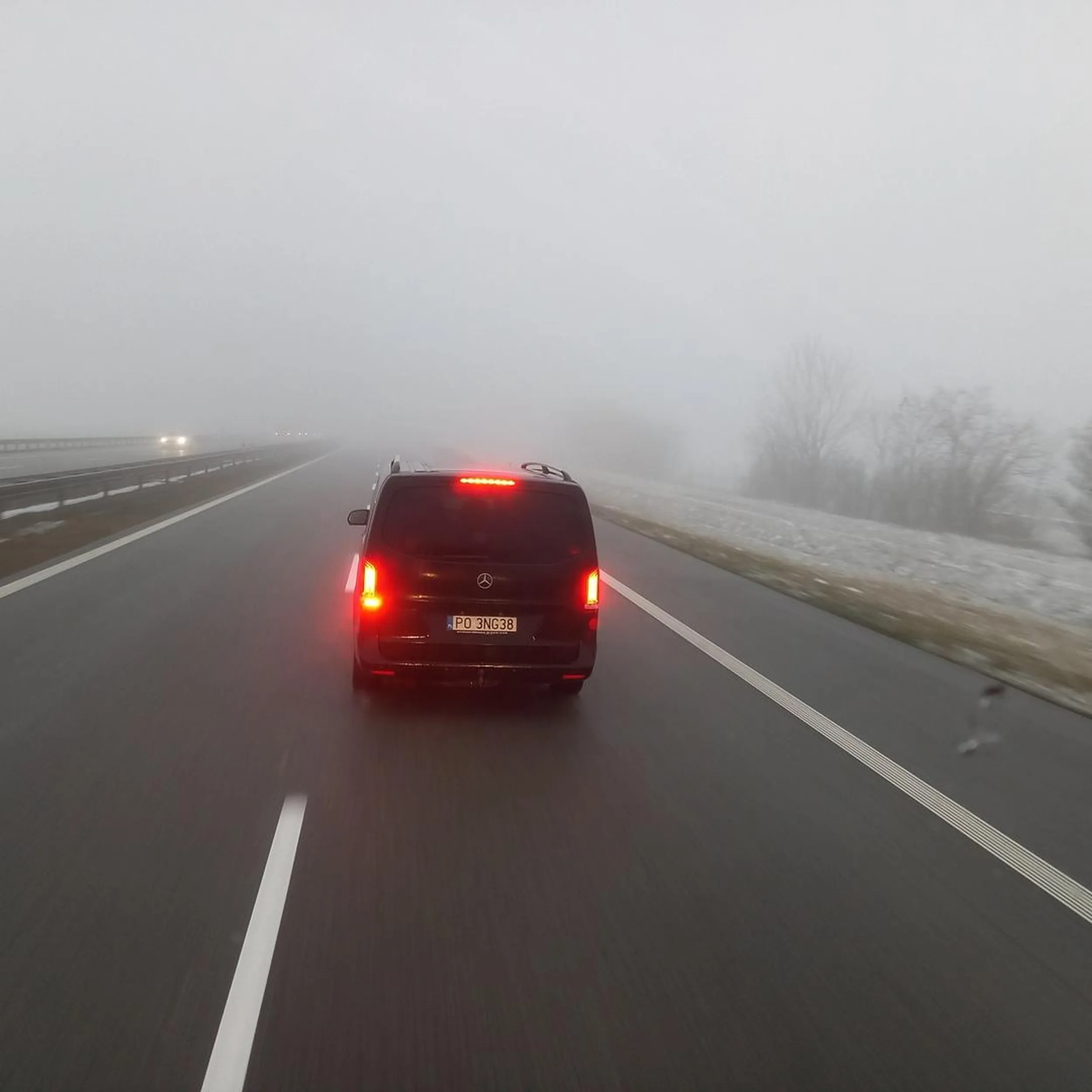 Celowe hamowanie na autostradzie przed autem ciężarowym.