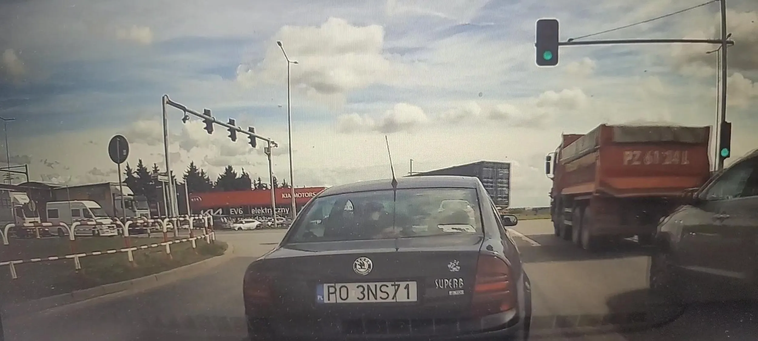 siedziałem grając na telefonie i przegapiłem zielony i zwolniłem dużo miejsca, a potem pojawiły się problemy