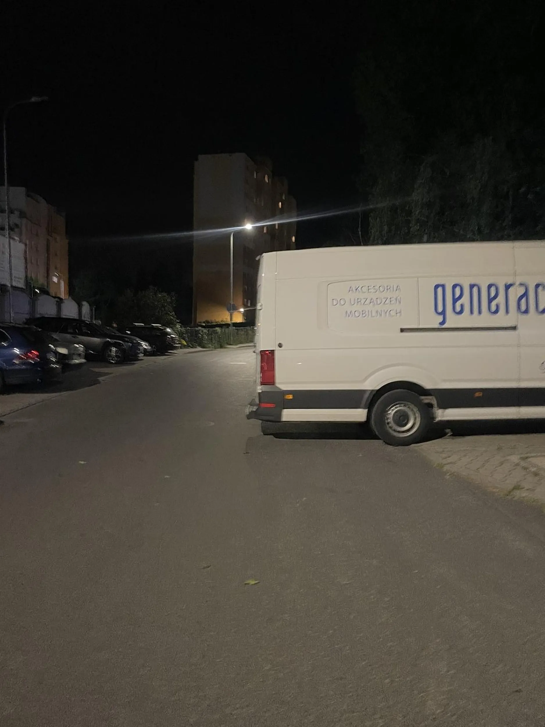 Wystające auto poza obrys parkingu znacznie ograniczona widoczność drogi na ulicy jednokierunkowej, jednakże wiele osób zapomina o specyfice drogi i wjeżdża pod prąd. Zasłanianie znacząco drogi może spowodować niepotrzebne zdarzenie. Co więcej obok parkingu jest wyjazd z innych budynków, auto zasłania drogę uniemożliwiając sprawny bezkolizyjny wyjazd