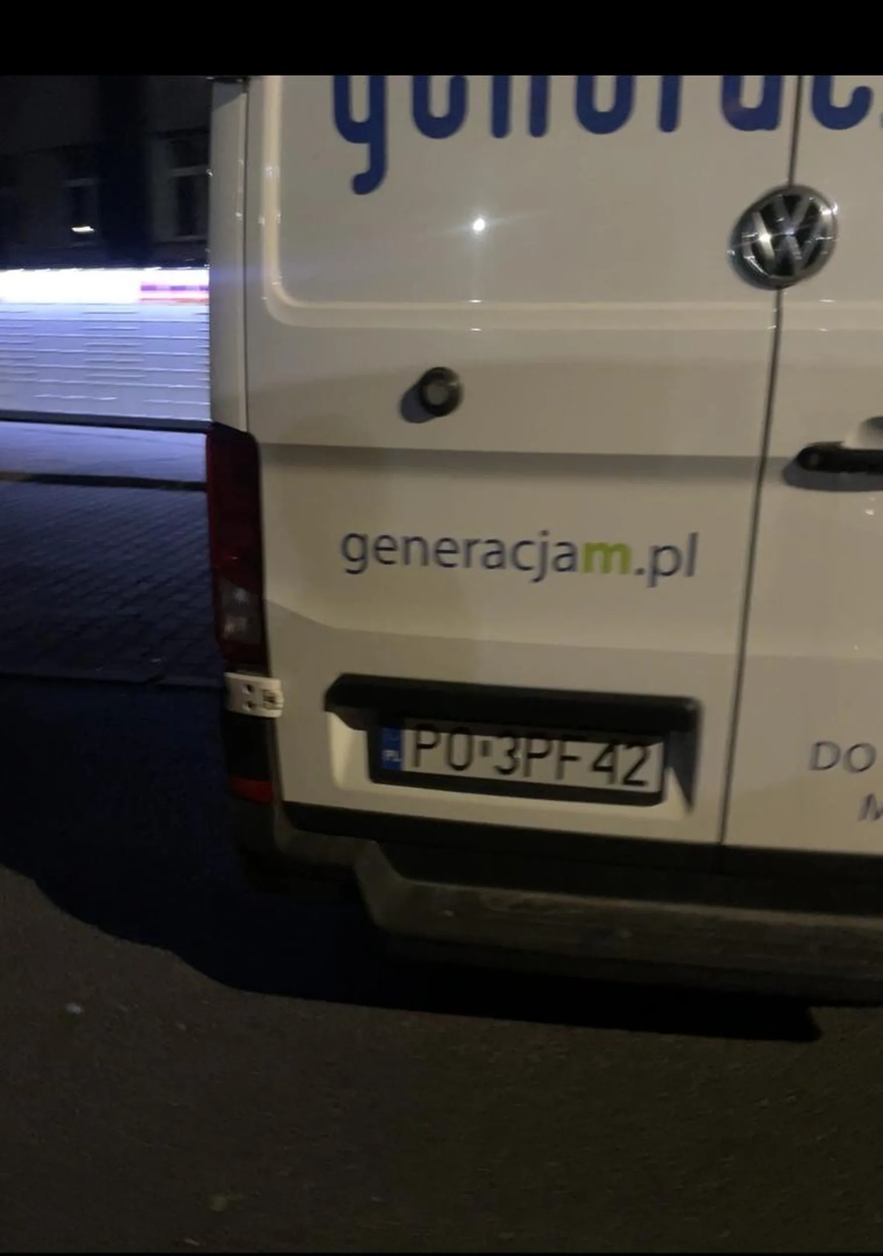 Wystające auto poza obrys parkingu znacznie ograniczona widoczność drogi na ulicy jednokierunkowej, jednakże wiele osób zapomina o specyfice drogi i wjeżdża pod prąd. Zasłanianie znacząco drogi może spowodować niepotrzebne zdarzenie. Co więcej obok parkingu jest wyjazd z innych budynków, auto zasłania drogę uniemożliwiając sprawny bezkolizyjny wyjazd