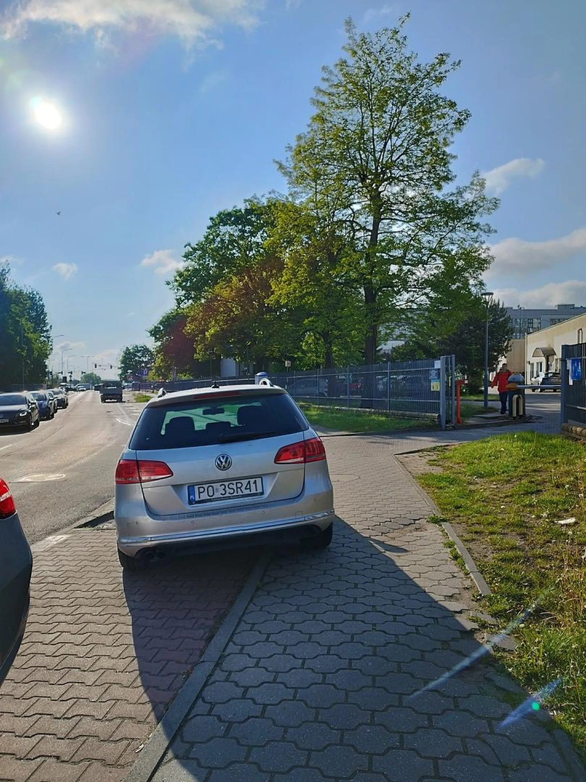 Jak nie ma miejsca, to nie ma miejsca gamoniu, a nie się pchasz tym passerati, który nawet na xenonach nie jest