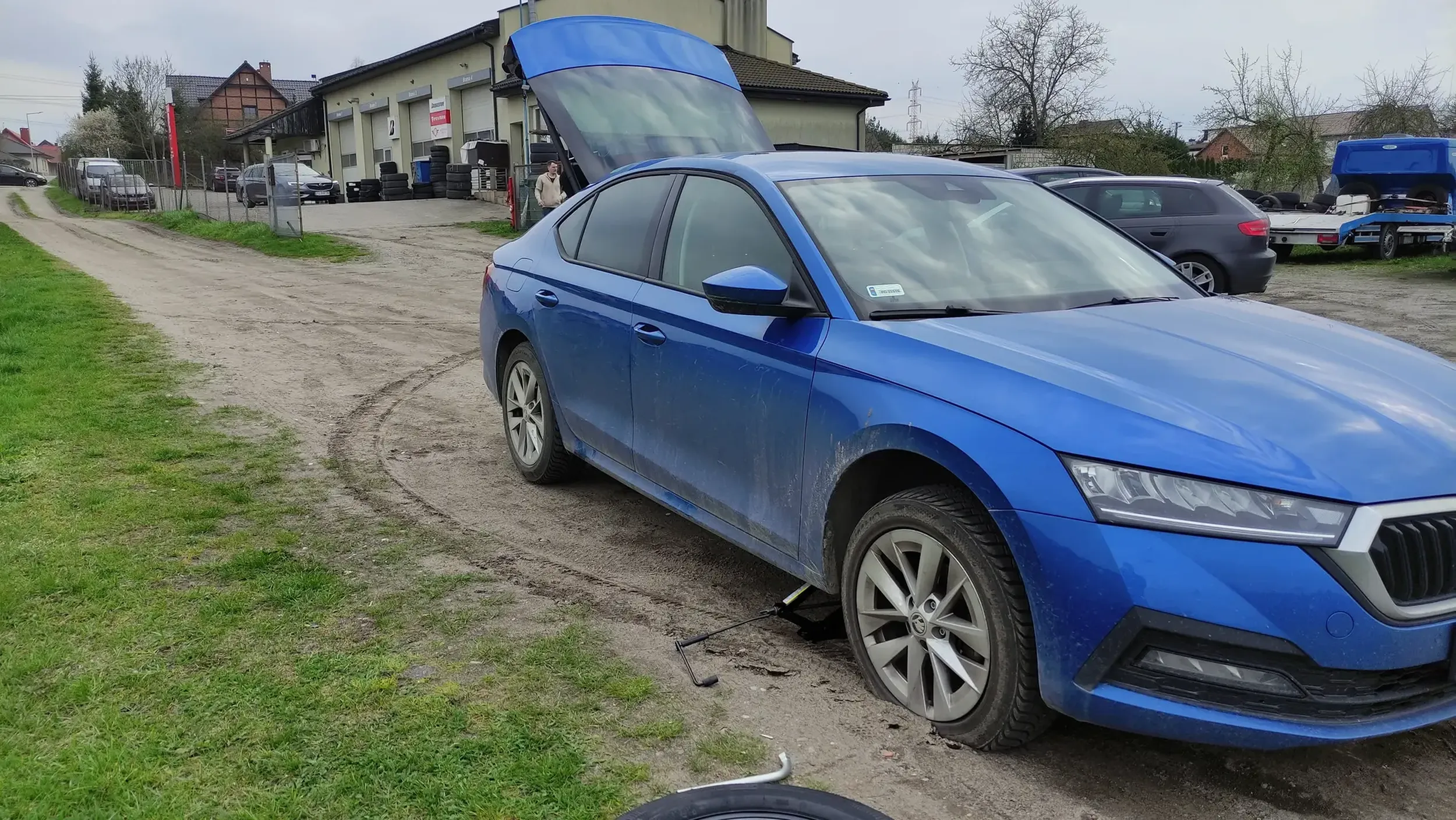 Cwaniaczek który ma pretensje do pracowników firmy wulkanizacyjnej że nie chcą mu wymienić opony po godzinach pracy i wielce oburzenie że musiał to zrobić sam. Rączek pewnie nie chciało się pobrudzić, wolał na kapciu przyjechać ze swoimi żądaniami.
