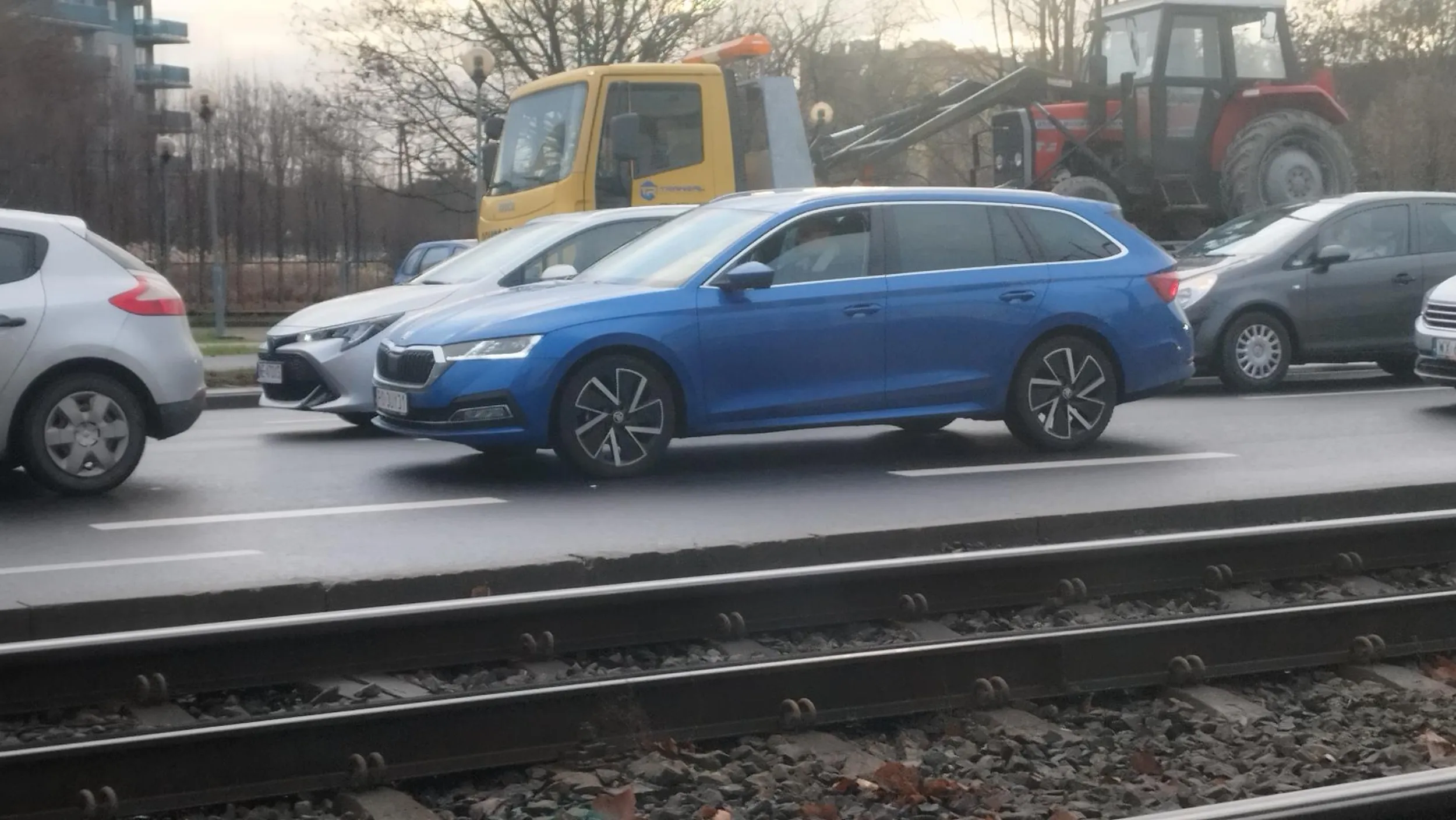 Wyrzuca pety za okno na jezdnię. Czy w domu jak pali to czy wrzuca pod kanapę??? Wstyd