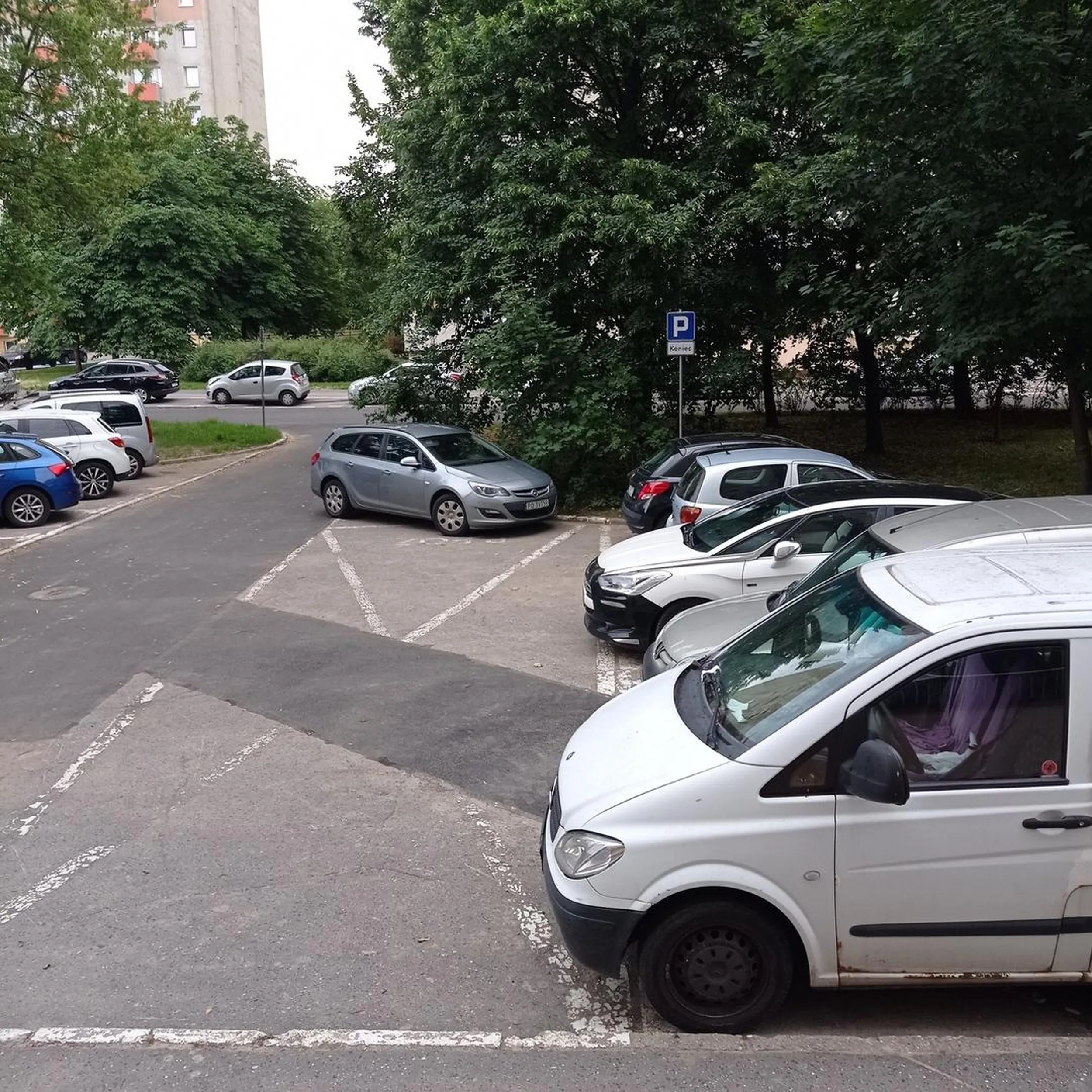 Staje na przeciwpożarowej, zastawia inne samochody