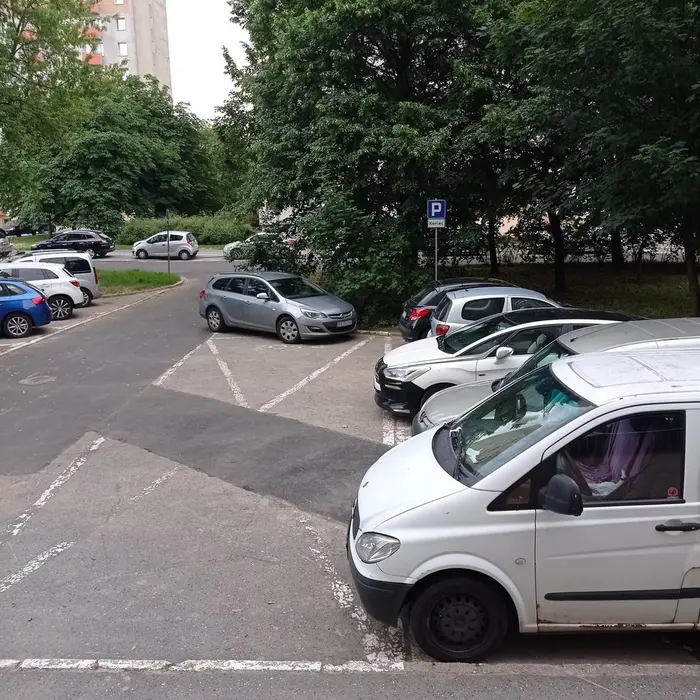 Staje na przeciwpożarowej, zastawia inne samochody