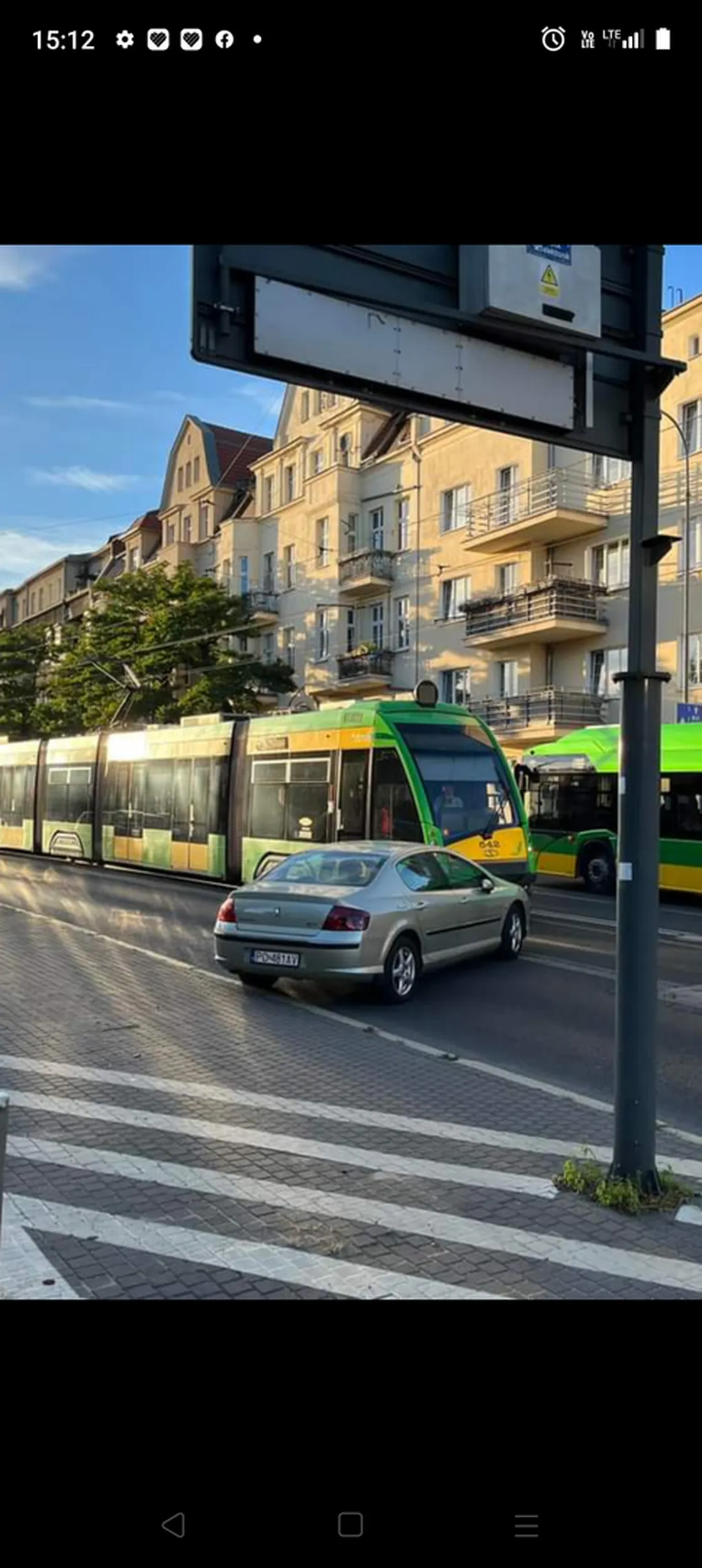 Zastawił cały pas ruchu i tam nie ma nikogo w tym samochodzie.