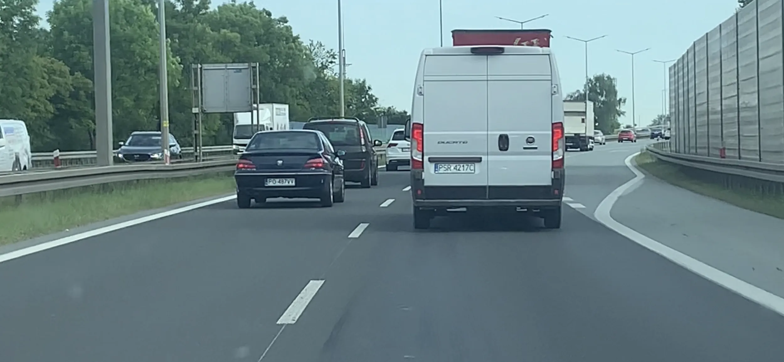 Kierowca typowy zderzakowiec. Nie ma miejsca ale się wpycha, nie używa kierunkowskazów i naraża życie innych. Zabrać prawojazdy i kierować do psychologa.