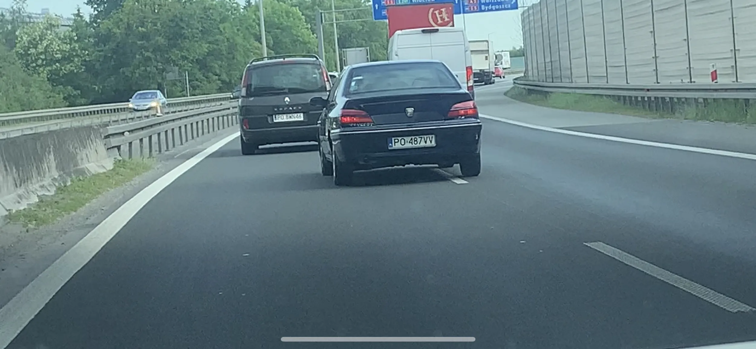 Kierowca typowy zderzakowiec. Nie ma miejsca ale się wpycha, nie używa kierunkowskazów i naraża życie innych. Zabrać prawojazdy i kierować do psychologa.