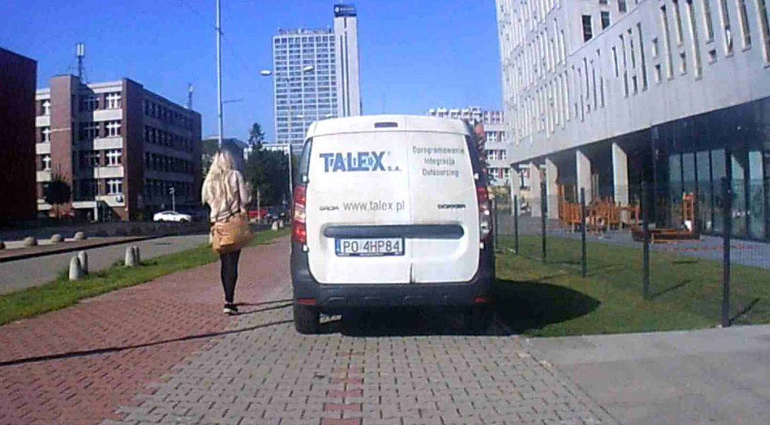 Patologia parkująca całymi dniami na chodniku w centrum Katowic na ul. Chełkowskiego