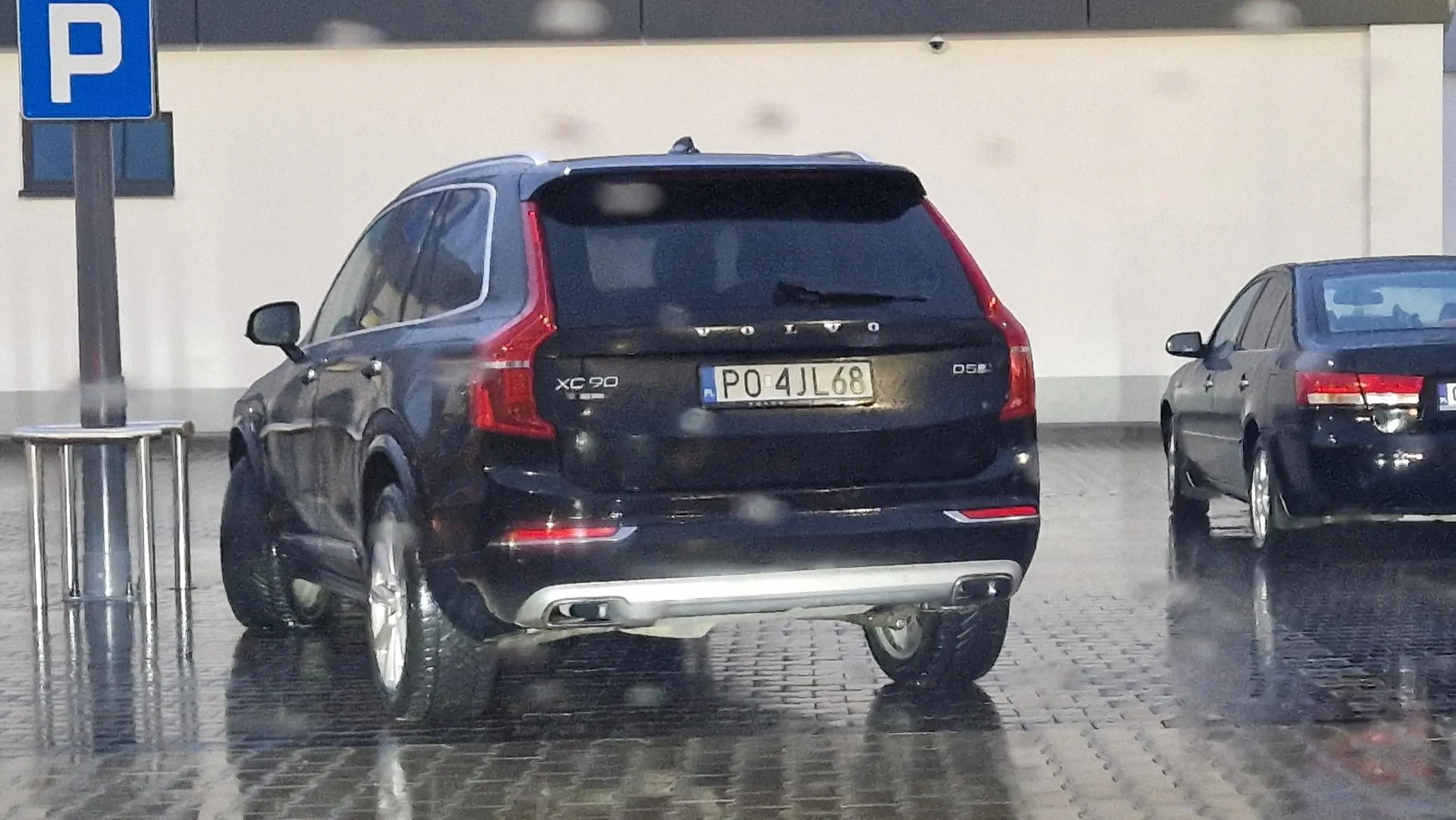 Ogromne problemy z zaparkowaniem. Nie ogarnia prostych linii.