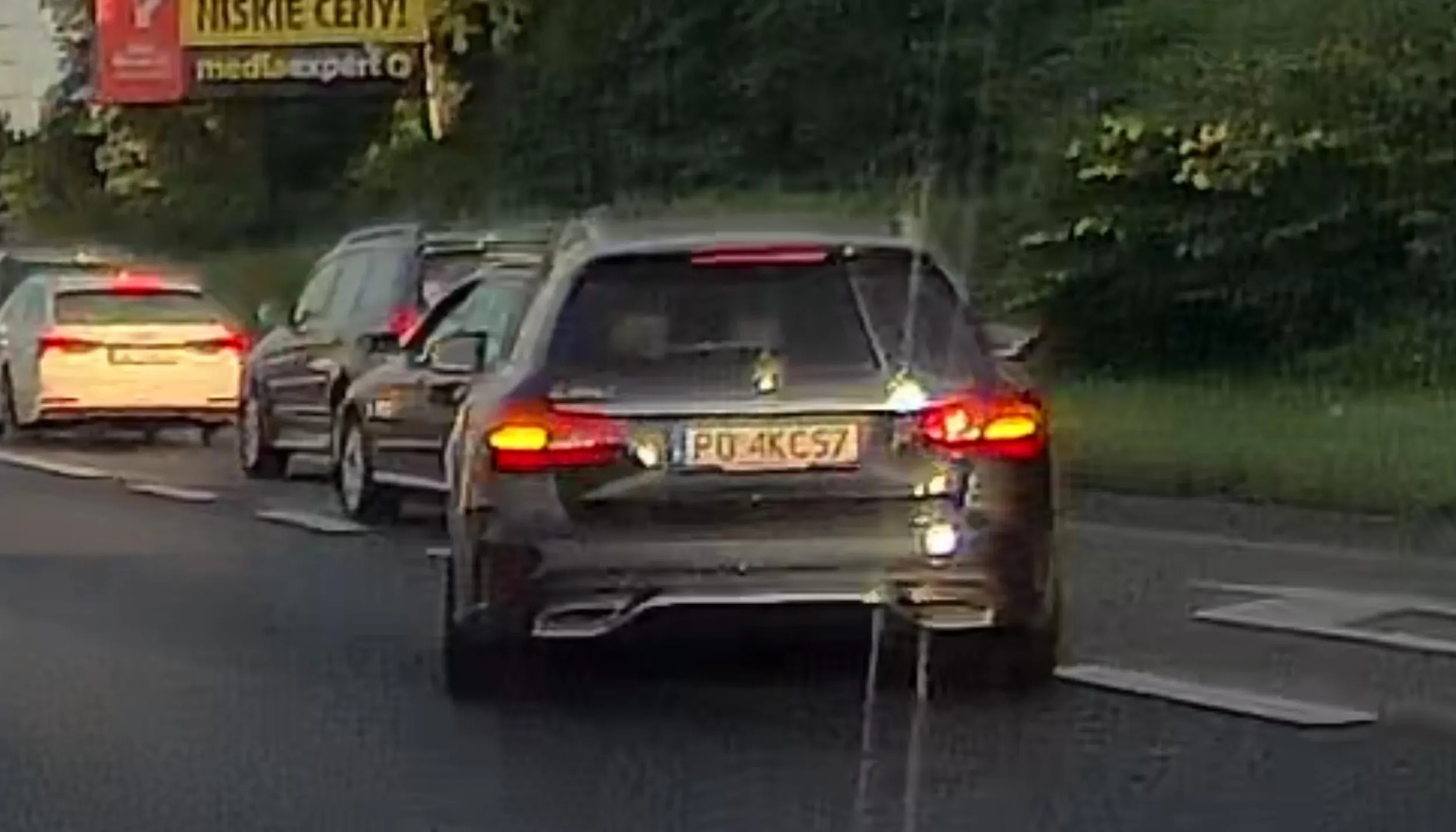 Geniusz zatrzymuje się na prawym pasie 3 pasmowej drogi bo za wszelką cenę musi zjechać. Nieważne, że ludzie za nim jadą z prędkością ponad 80km/h