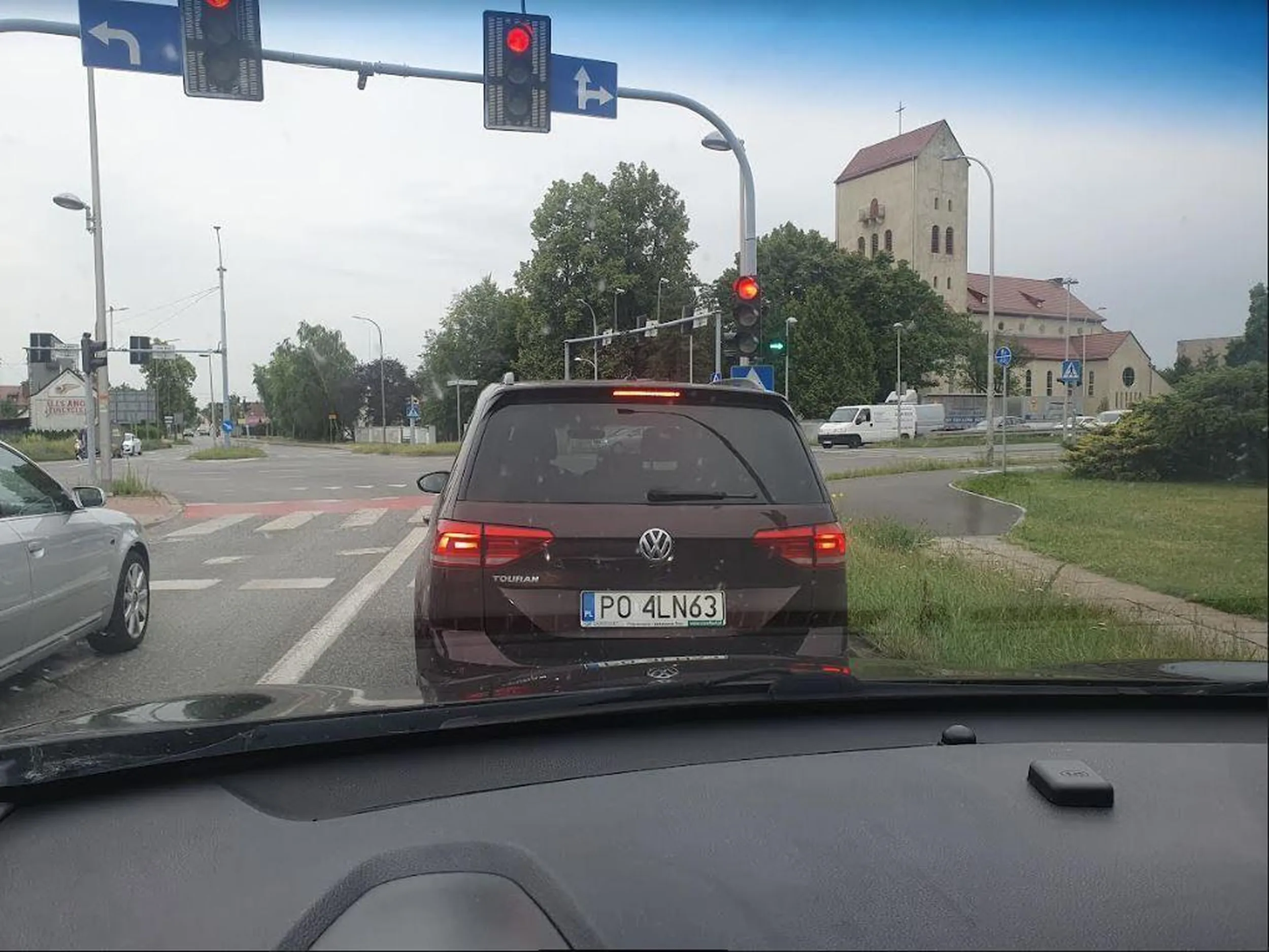 Agresor na drodze. Czerwone światło, a ten dojeżdza do świateł z dużą prędkością i trąbi na osoby włączające się do ruchu z bocznej ulicy.