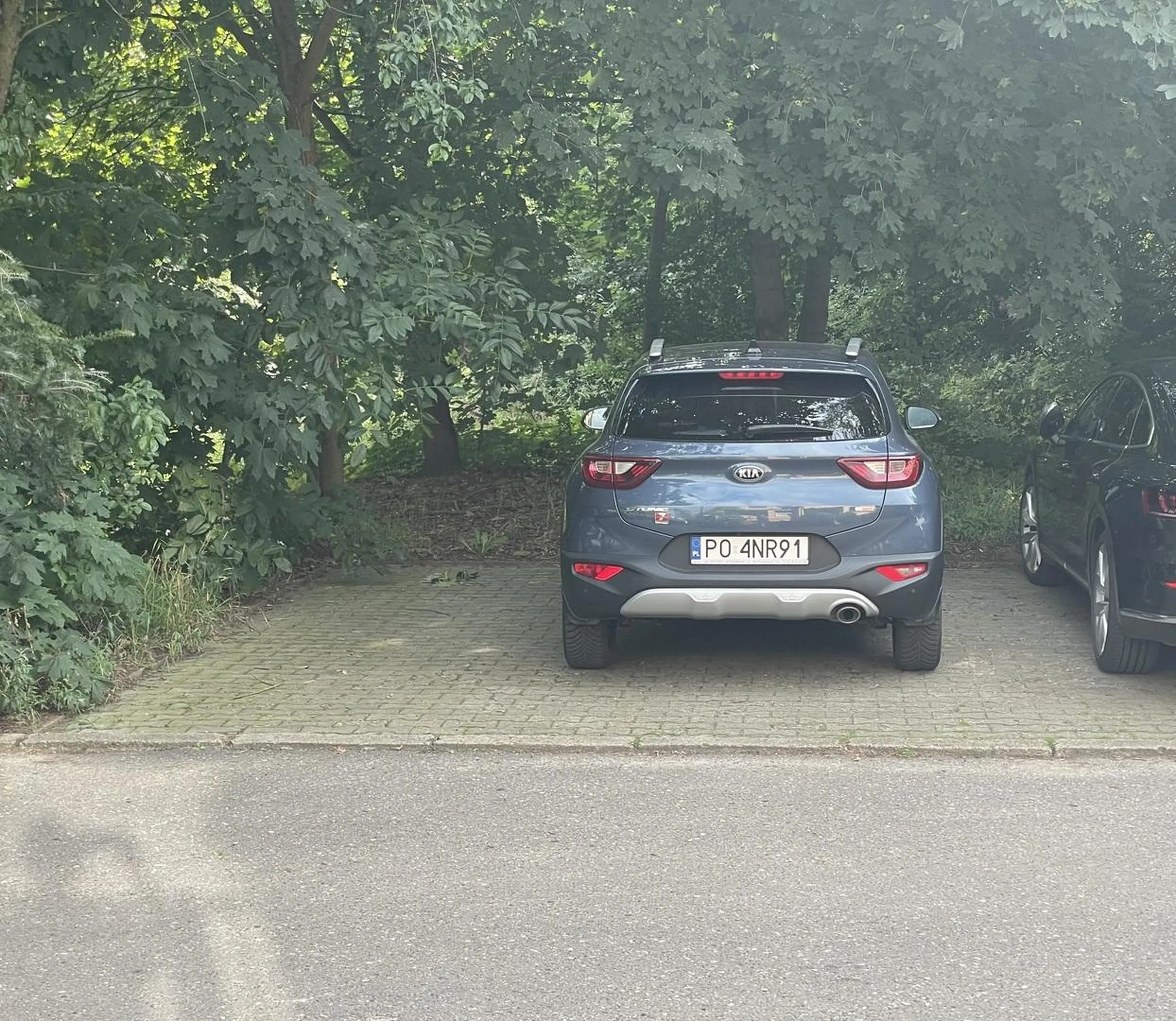 Parkowanie na środku 2 stanowiskowego parkingu… Miejsc brakuje, a taki zablokuje 2 miejsca.