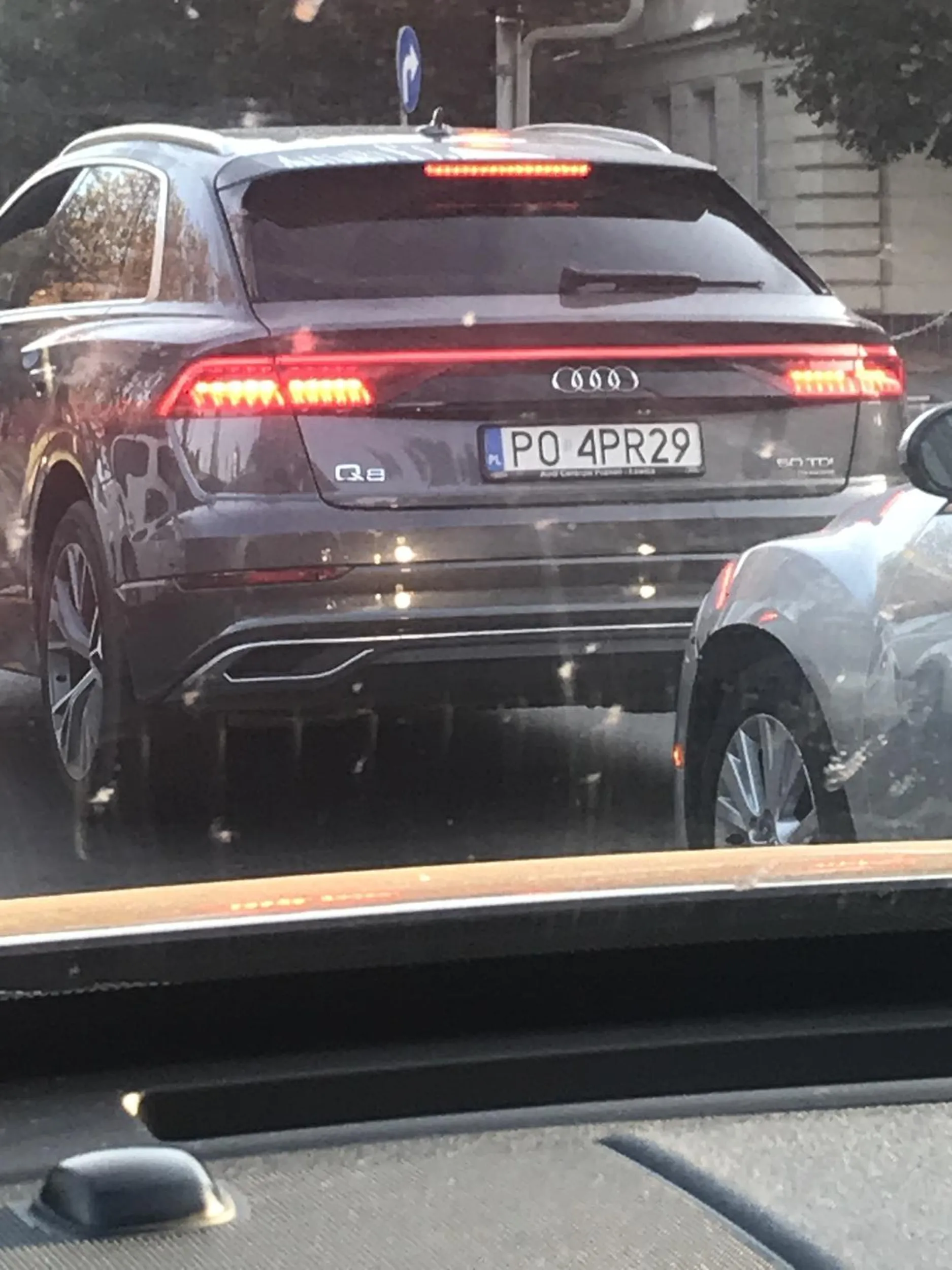 Kierowca czekając na zielone światło wyrzuca kipy przez okno!!! chamstwo nic więcej