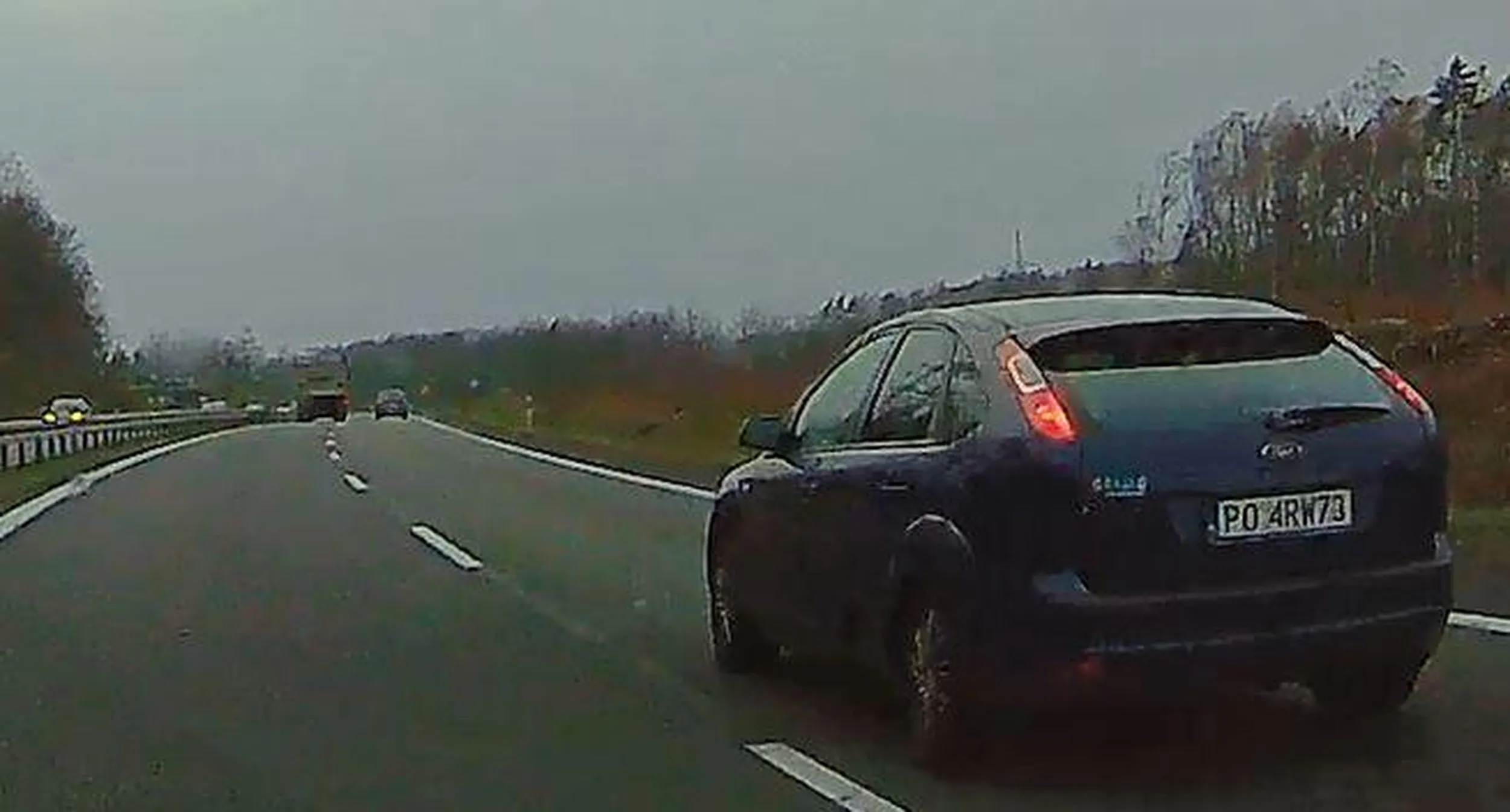 Śniady książę, z ryja jakiś Czeczen, nie daje rady w łuku drogi i zajeżdża na sąsiedni pas gdy jest wyprzedzany. Prawko z bazaru? A umiejętności z domu. Pewnie jeszcze telefon w łapie. :-)