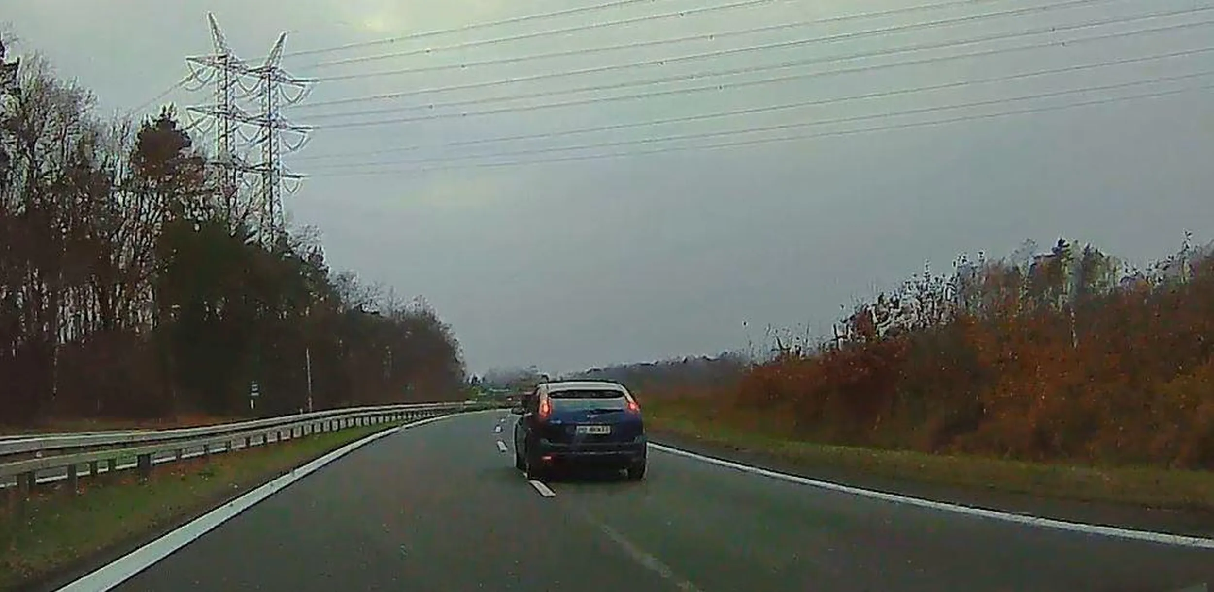 Śniady książę, z ryja jakiś Czeczen, nie daje rady w łuku drogi i zajeżdża na sąsiedni pas gdy jest wyprzedzany. Prawko z bazaru? A umiejętności z domu. Pewnie jeszcze telefon w łapie. :-)