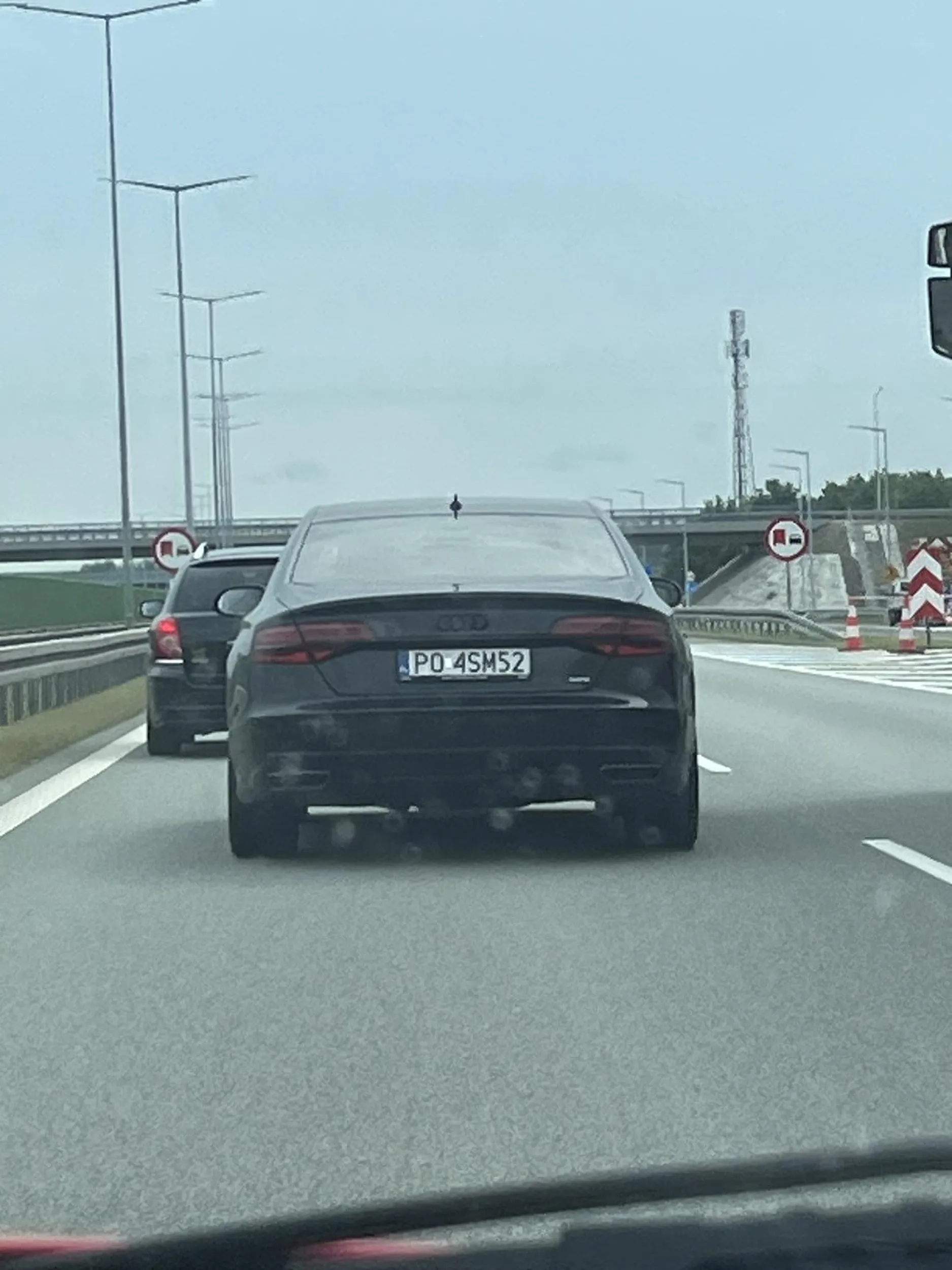 Chłop wyprzedza prawym pasem na autostradzie, wpierdalając się przed auta z 2 metrowym zapasem