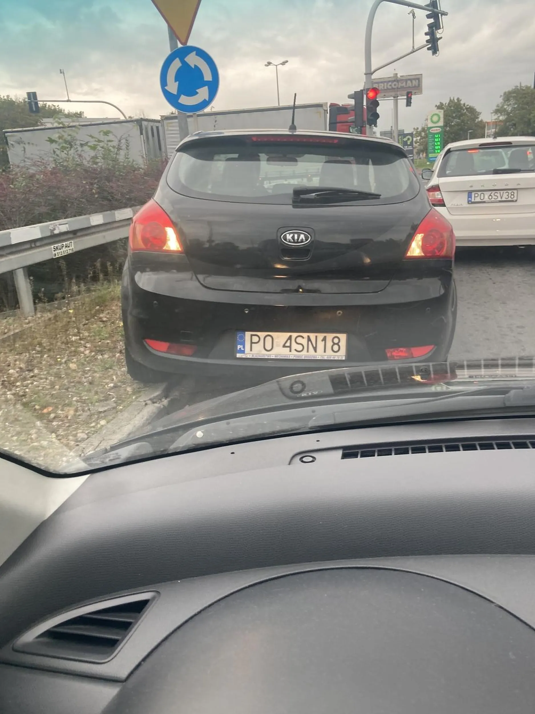 Jest to dość często spotykany typ idioty - jego celem życiowym jest wyprzedzić jak najwiecej aut, aby wypełnić czymś tę wielką pustkę pomiędzy uszami. Tu przykład, jak za wszelką cenę chciał mnie wyprzedzić przed rondem, lecz starał się za bardzo i aby nie wbić się przed auto stojące przed nim, zmuszony był hamować niemal na barierkach.