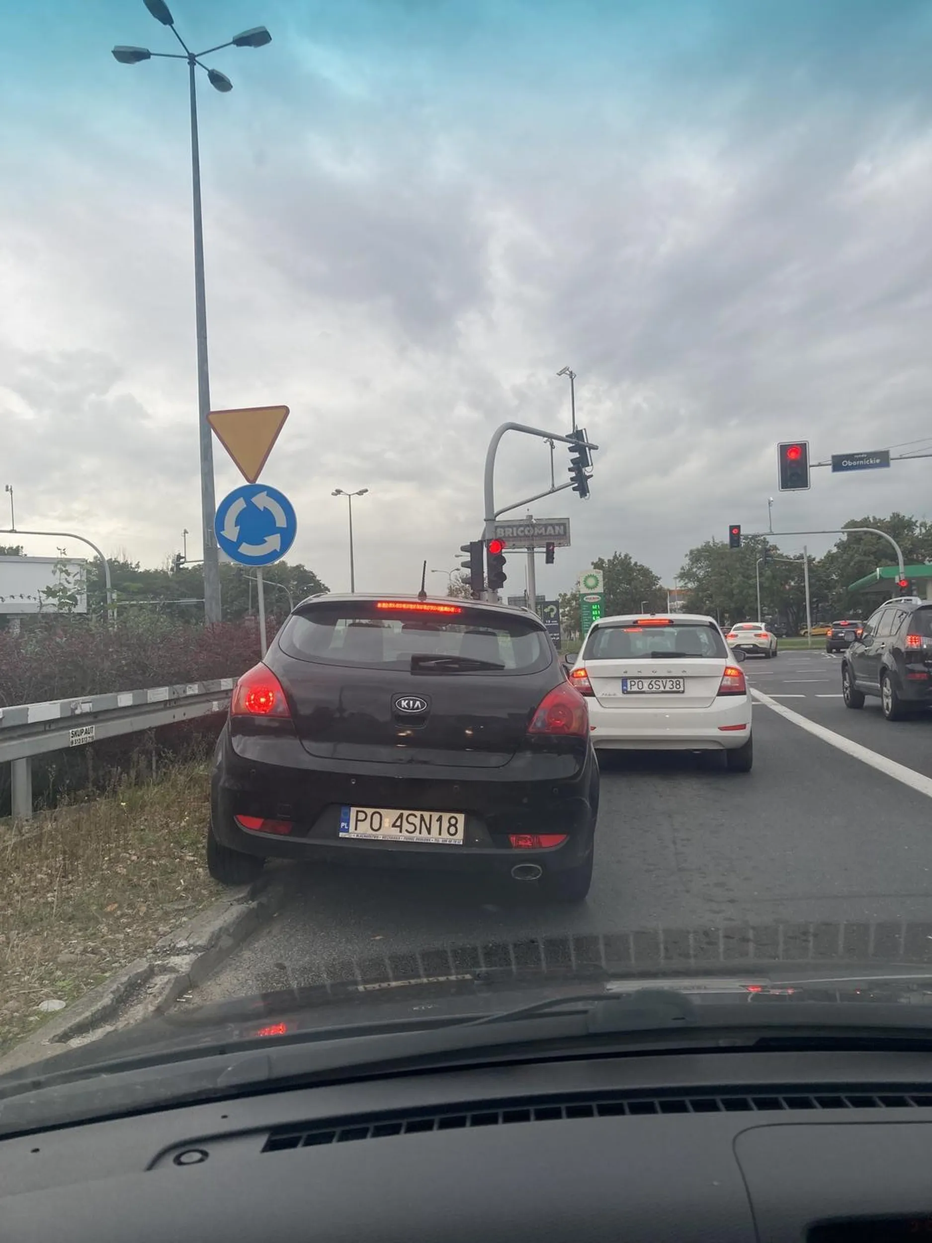 Jest to dość często spotykany typ idioty - jego celem życiowym jest wyprzedzić jak najwiecej aut, aby wypełnić czymś tę wielką pustkę pomiędzy uszami. Tu przykład, jak za wszelką cenę chciał mnie wyprzedzić przed rondem, lecz starał się za bardzo i aby nie wbić się przed auto stojące przed nim, zmuszony był hamować niemal na barierkach.