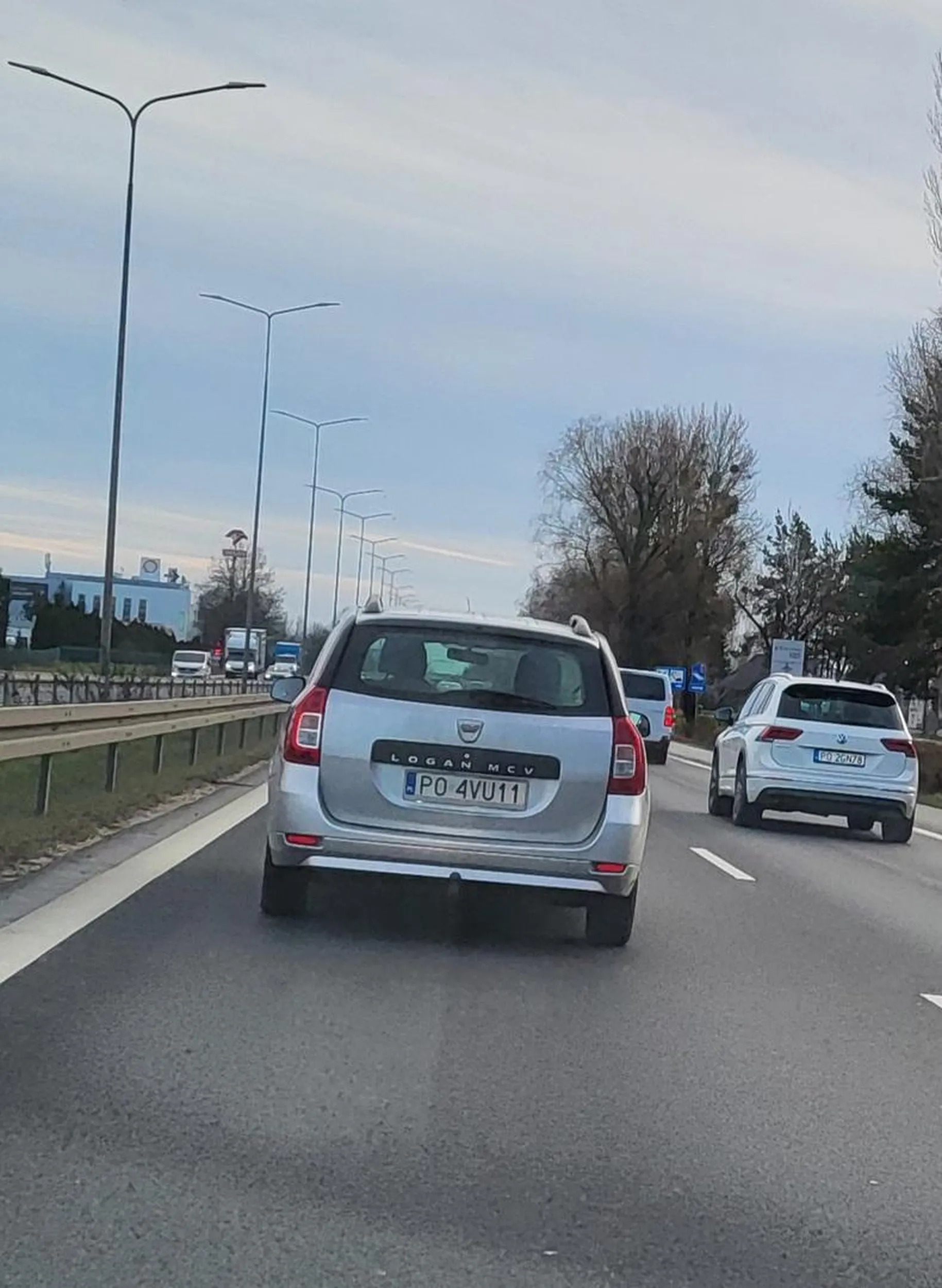 Gościu, jedziesz lewym pasem 70 ignorując jadących za Tobą. Jeszcze masz pretensje, że ktoś ci mrugnąl światłami żebyś zjechał. Jeżeli nie wyprzedzasz jedz prawym i oddaj to prawo jazdy znalezione w chipsach