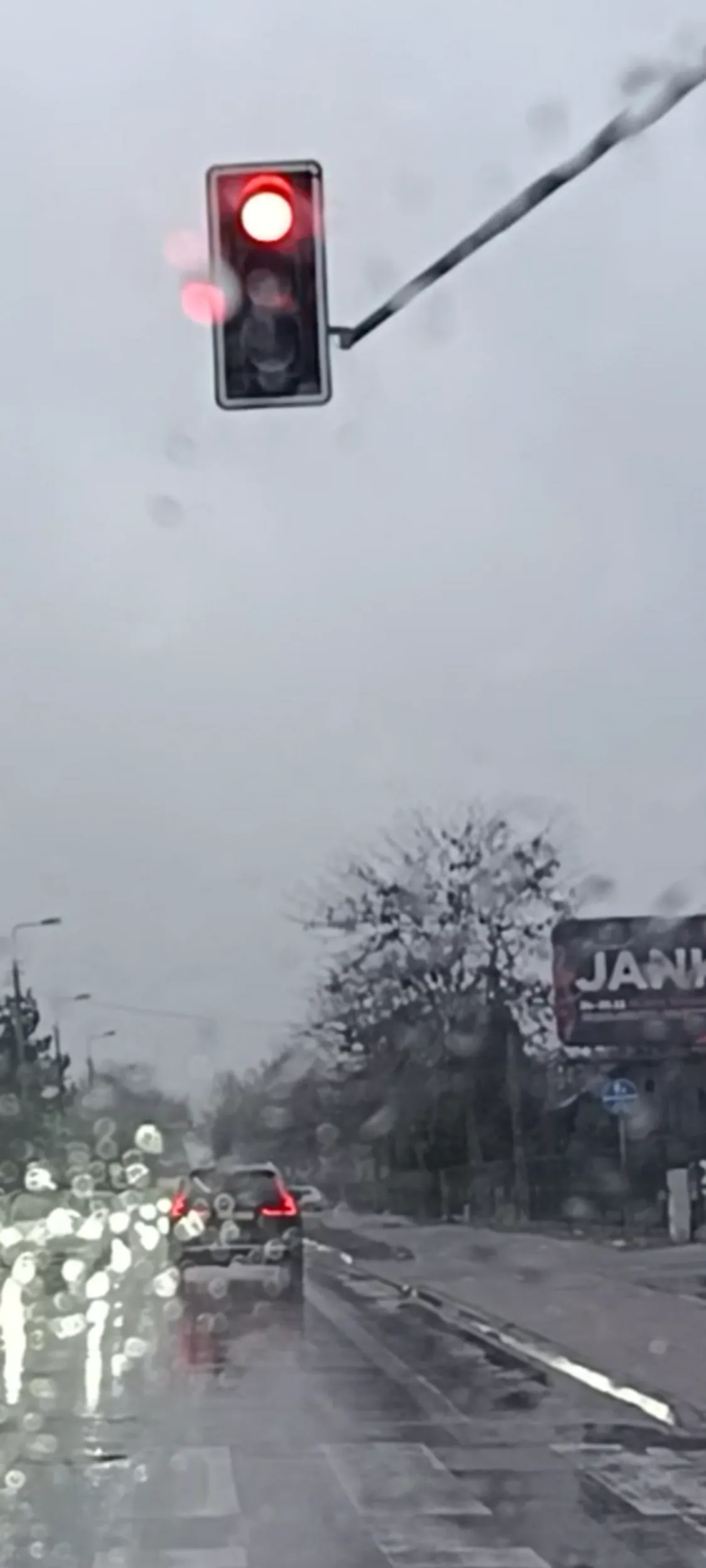 Oko Wielkiego Brata zarejestrowało przejazd tego pirata drogowego na czerwonym świetle przez skrzyżowanie.