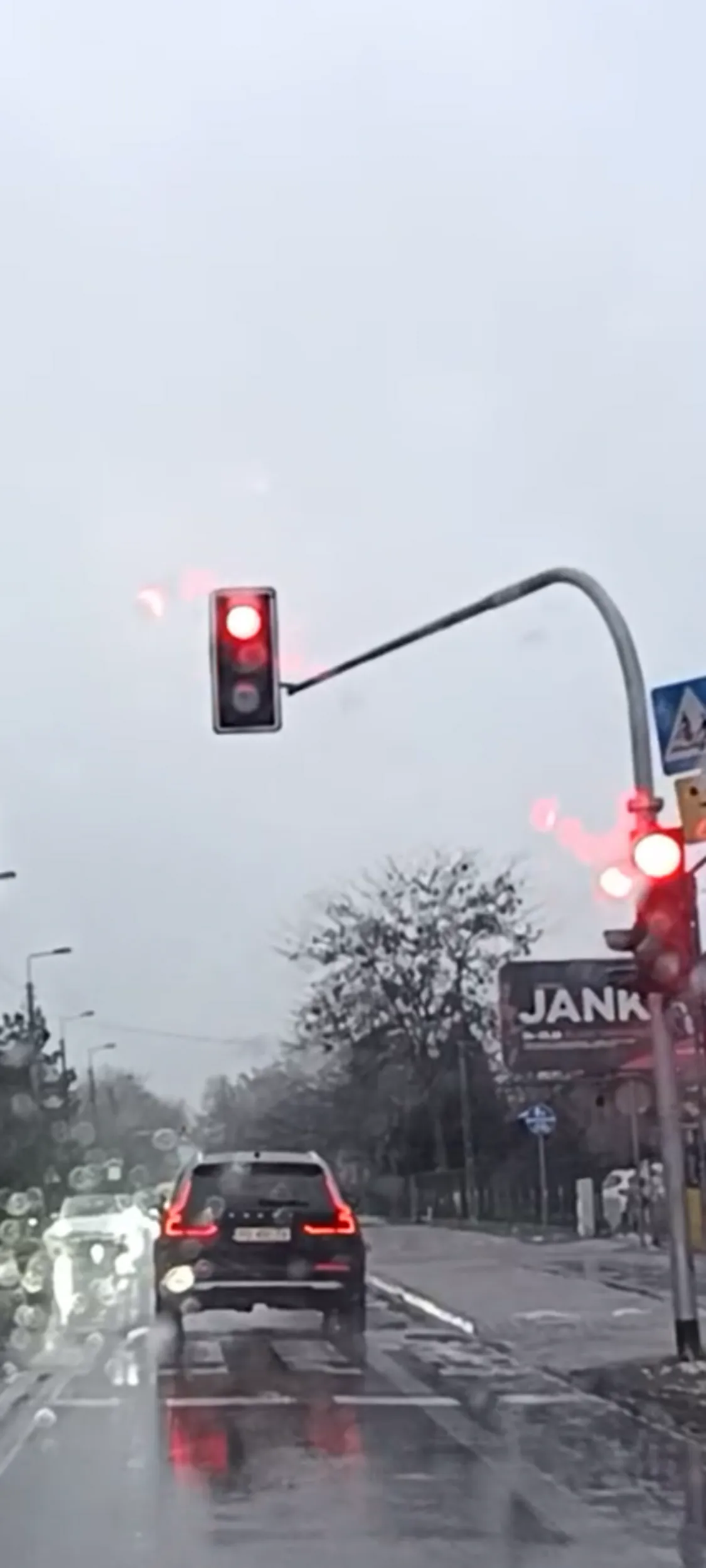 Oko Wielkiego Brata zarejestrowało przejazd tego pirata drogowego na czerwonym świetle przez skrzyżowanie.