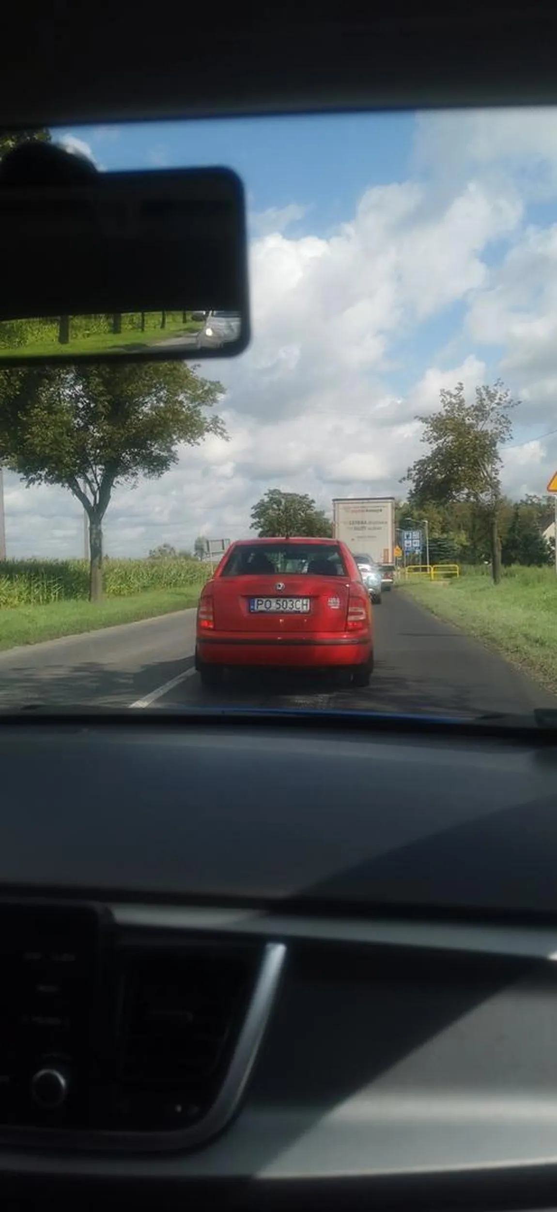 Pan bardzo lubi wyprzedzać na podwójnej ciągłej kolumnę pojazdów. Oczywiście ważniejsze jest dla niego aby wymusić wjazd przed naukę jazdy, a następnie wlec się przed nią niż nie wymuszać gwałtownego hamowania pojazdów z kierunku przeciwnego. Nawołuje do zniszczenia uprawnień i życzę jak najwcej wizyt u mechanika :) Nie pozdrawiam