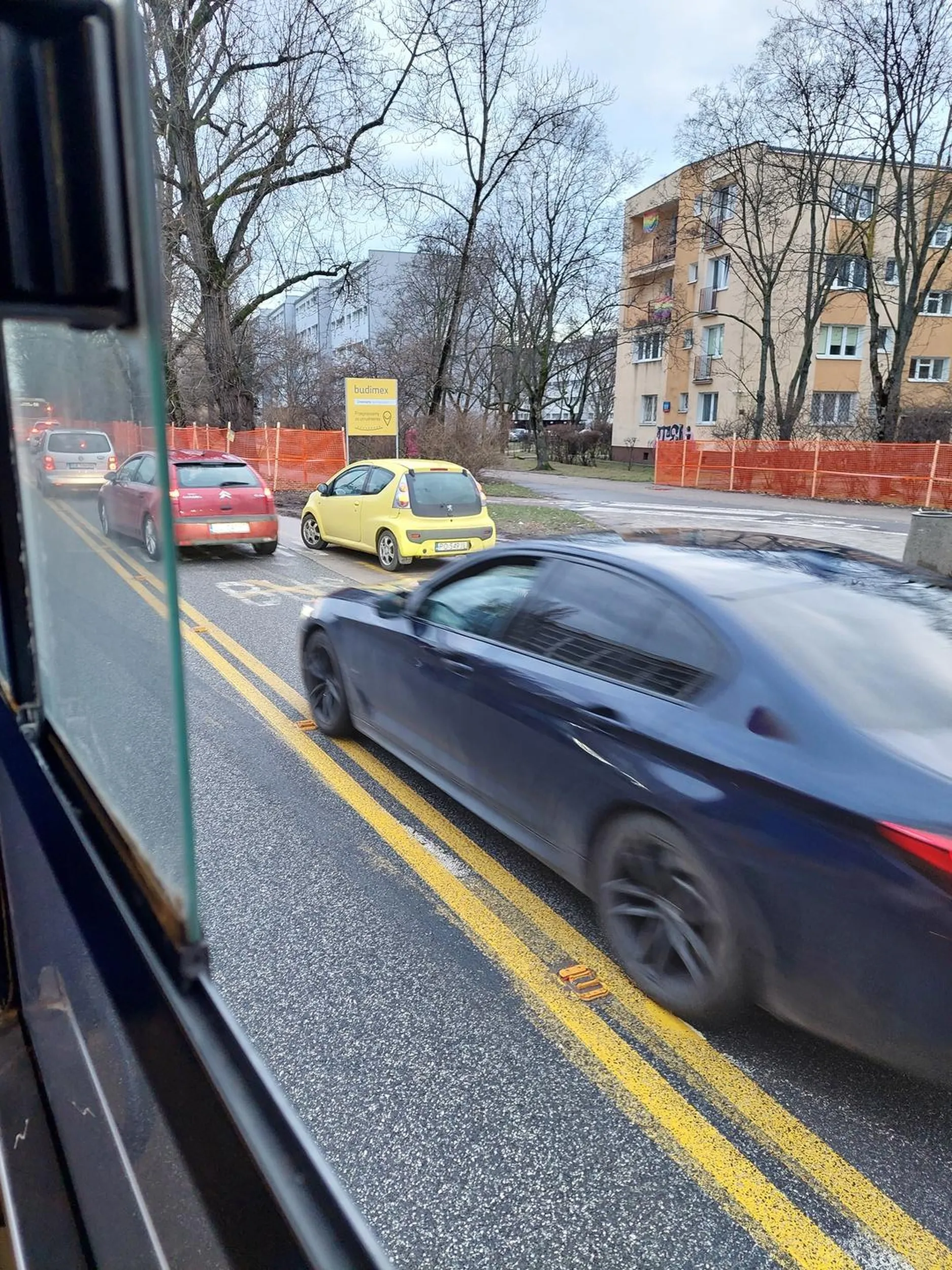 Ulica strasznie zakorkowana z powodu budowy linii tramwajowej do Wilanowa, a ten tu parkuje na zatoczce i zostawia puste auto. Awaryjne oczywiście naprawiają to, że autobusy nie mogą się potem z tej zatoczki wydobyć
